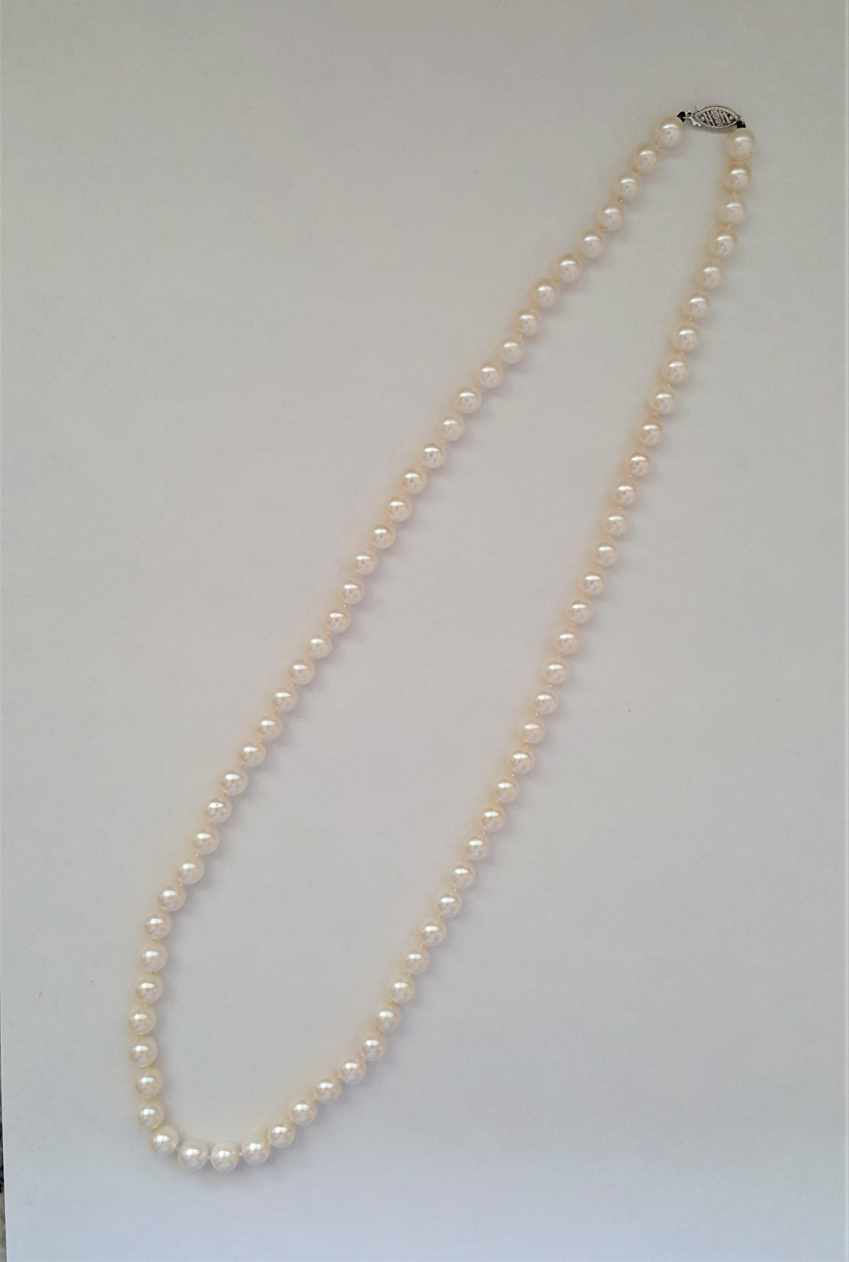 Un magnifique collier de perles blanches de culture de grade AA de 7 mm de diamètre et d'une longueur de 23 pouces. Les perles sont en très bon état ; la nacre est lustrée et propre. Les perles sont fixées à l'aide d'un fermoir en or blanc 14kt.

Si