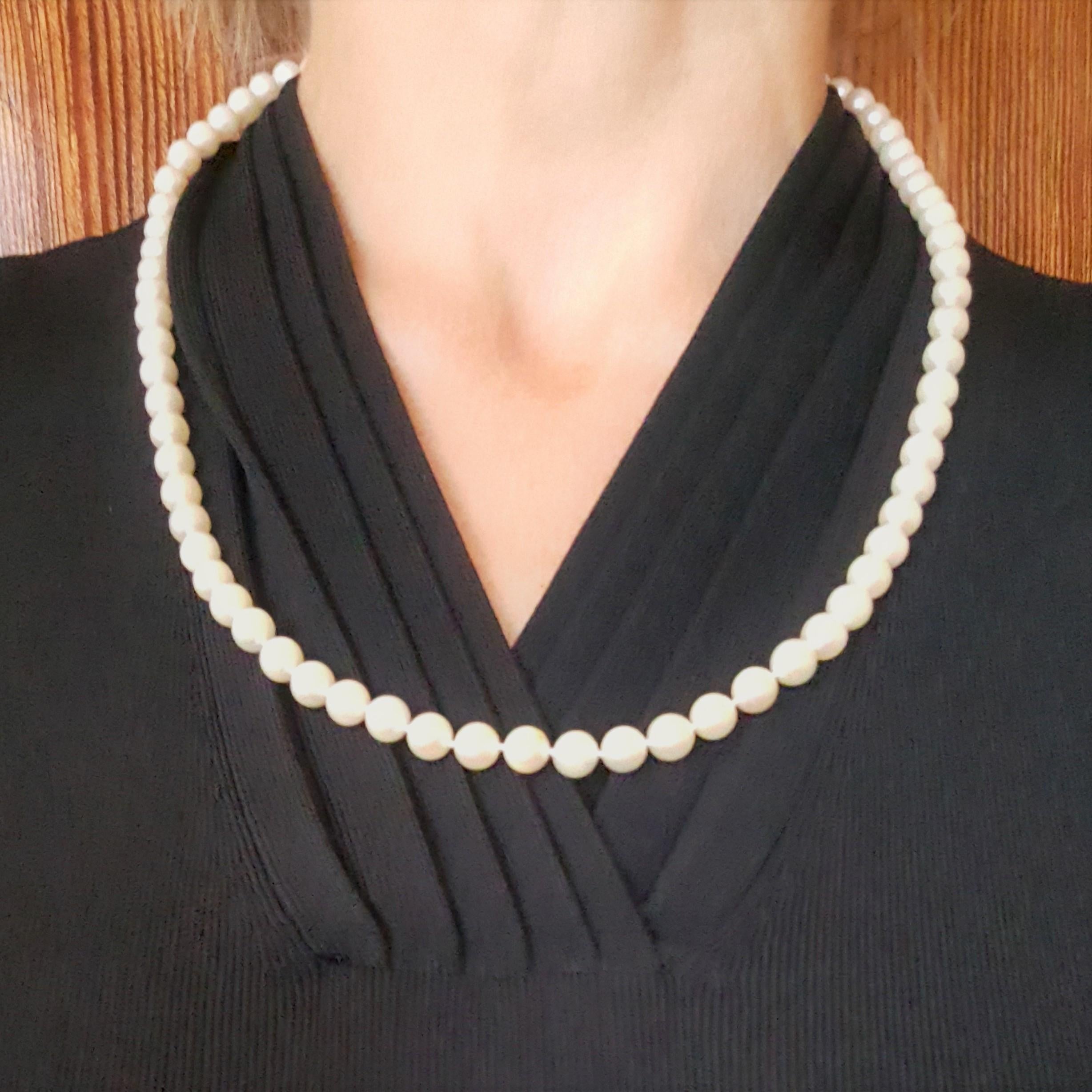 Moderne Cultured White Grade AA Pearl Strand 14kt White Gold Very Good 23 Inches 7+mm en vente