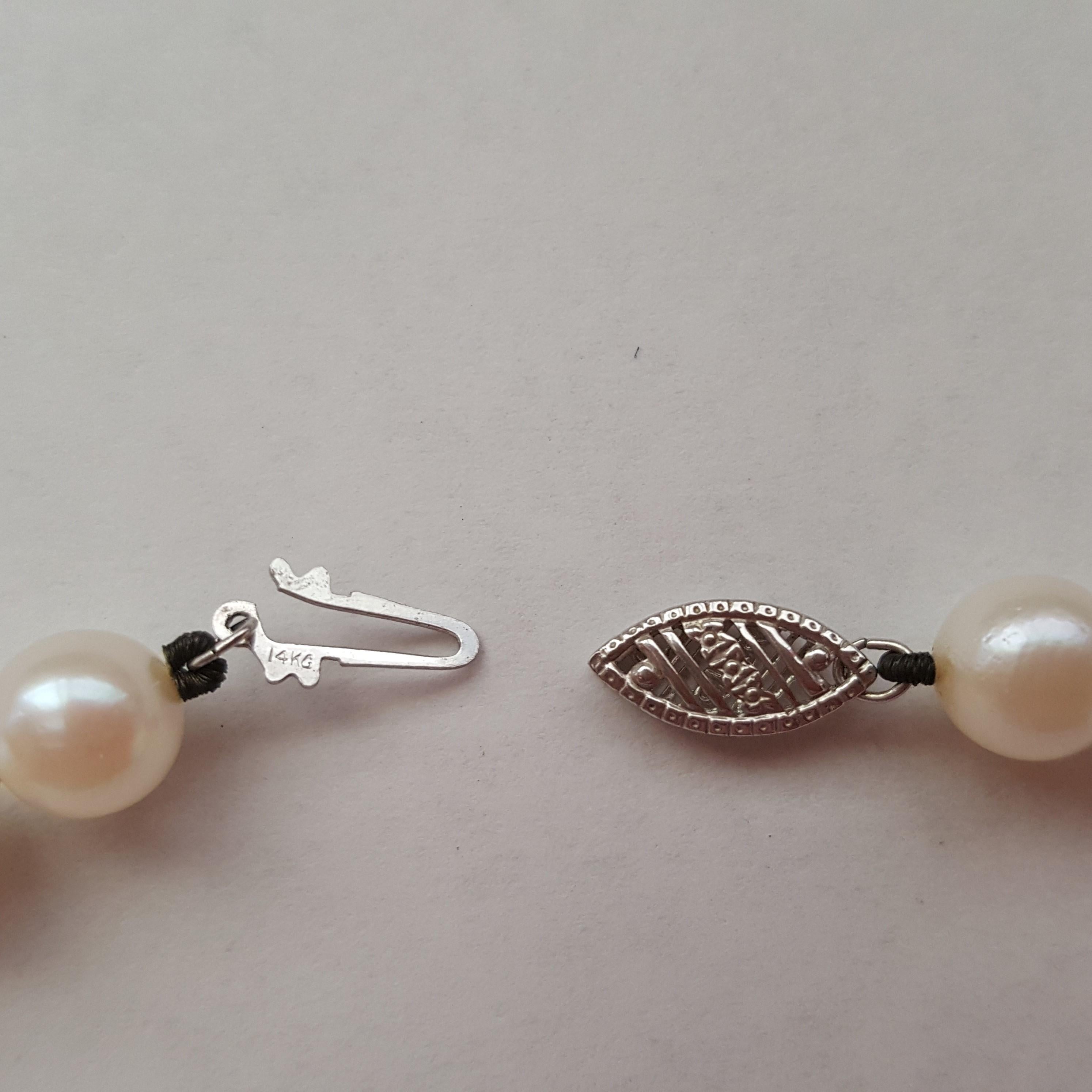 Taille ronde Cultured White Grade AA Pearl Strand 14kt White Gold Very Good 23 Inches 7+mm en vente