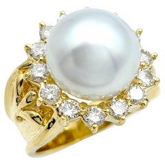 Anillo de cóctel de perla blanca cultivada y halo de diamantes en oro amarillo de 18 quilates