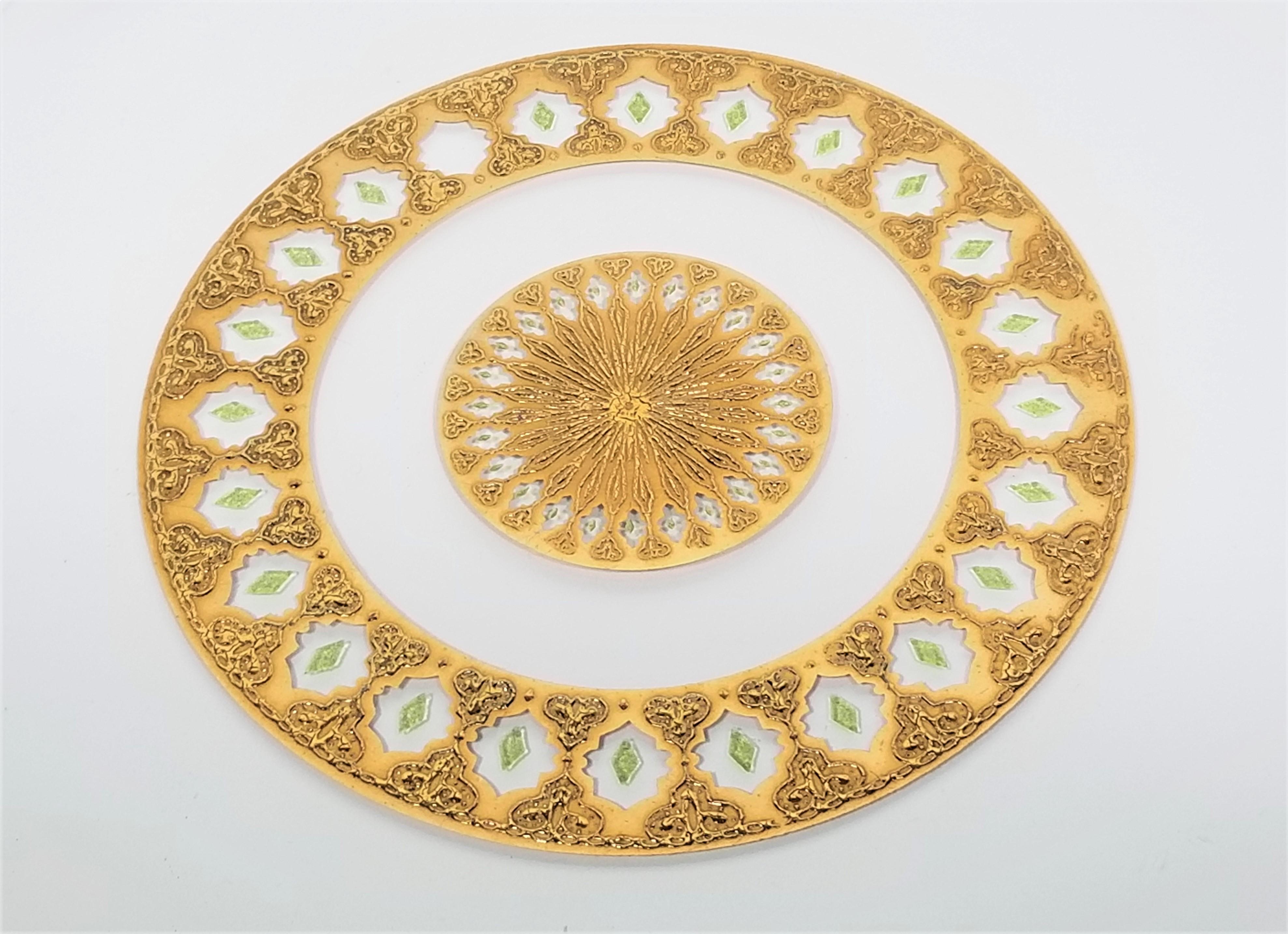 Culver 22k Gold Valencia Design Serving Plate / Platter Mid Century, 1960s In Excellent Condition For Sale In New York, NY
