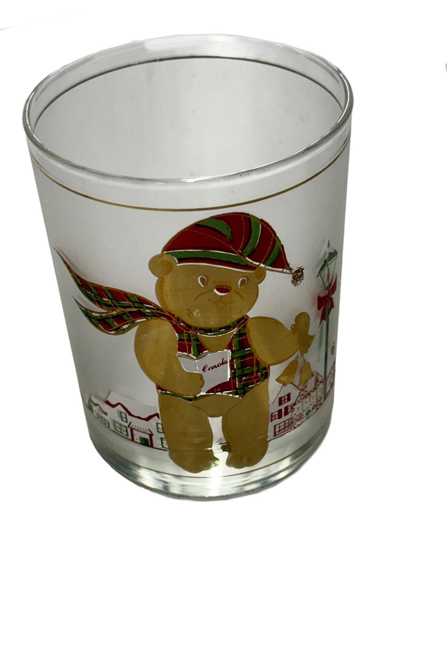 Ein entzückendes Set von vier Weihnachtsgläsern von Culver mit goldenen Akzenten und verspieltem Charme, perfekt, um einen Hauch von Nostalgie in Ihre festlichen Versammlungen zu bringen! Stellen Sie sich diese Schönheiten gefüllt mit Eierlikör oder