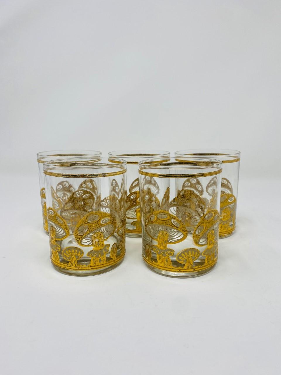 Magnifique ensemble de verres des années 1960 dans un motif de champignon magique par Culver, Ltd. Les motifs sur le verre sont en or 22k et sont dans un état impeccable. Ce magnifique ensemble de 5 verres est iconique, glamour et lumineux. Le