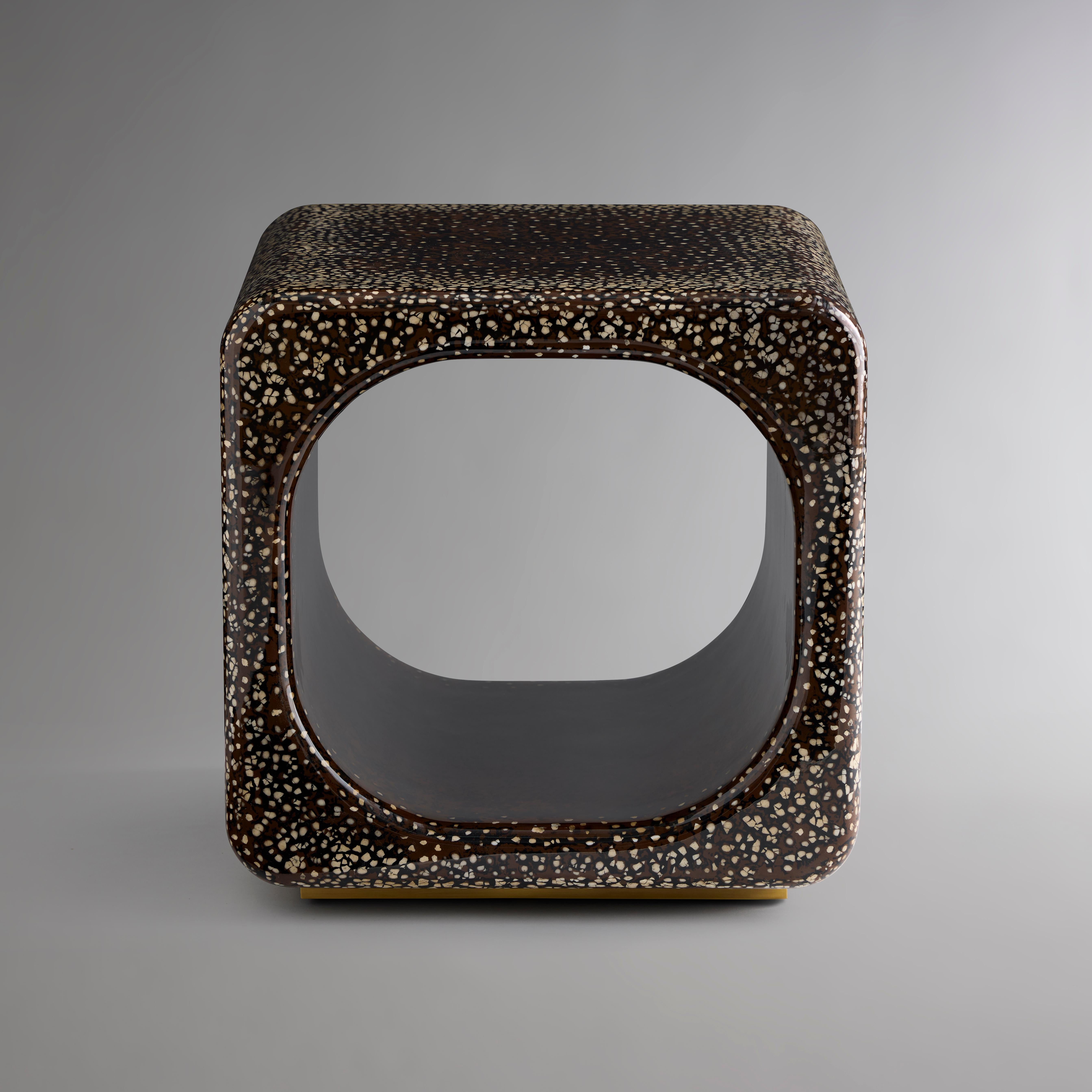 Disponible en trois matériaux uniques, cette table d'appoint dynamique exploite l'intrigue visuelle des plans lisses, des contours minutieux et de la symétrie parfaite. Sa forme, un cube aux arêtes arrondies coupé au centre par un vide cylindrique,