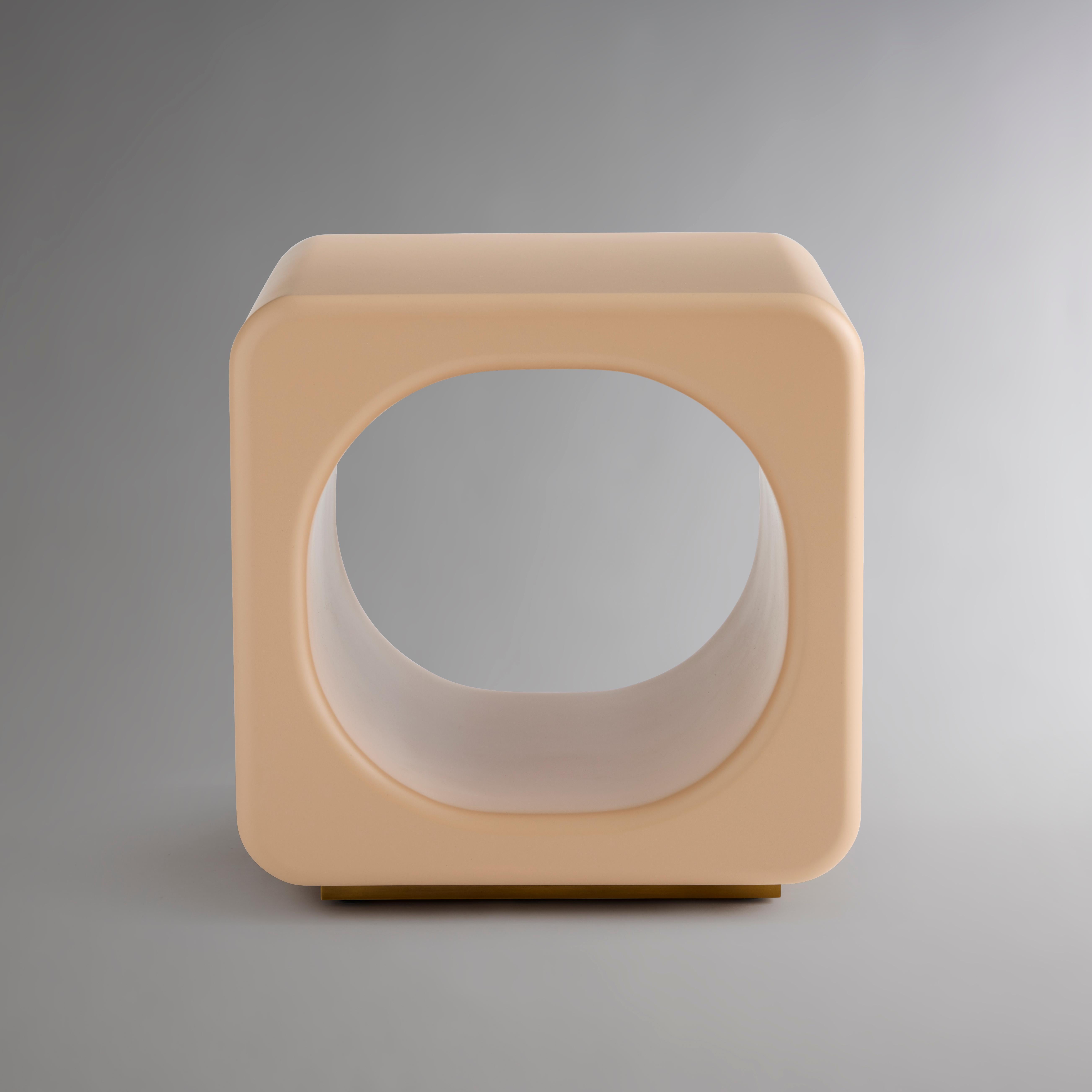 Disponible en trois matériaux uniques, cette table d'appoint dynamique exploite l'intrigue visuelle des plans lisses, des contours minutieux et de la symétrie parfaite. Sa forme, un cube aux arêtes arrondies coupé au centre par un vide cylindrique,