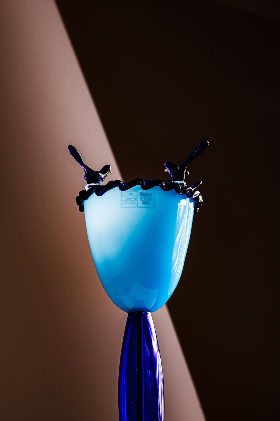 Exceptional Murano glass art table lamp with bird decoration designed by Ugo La Pietra for Artemide / VeArt. The table lamp features an elongated base that transitions from cobalt blue to opaque light blue and is adorned with small birds along the