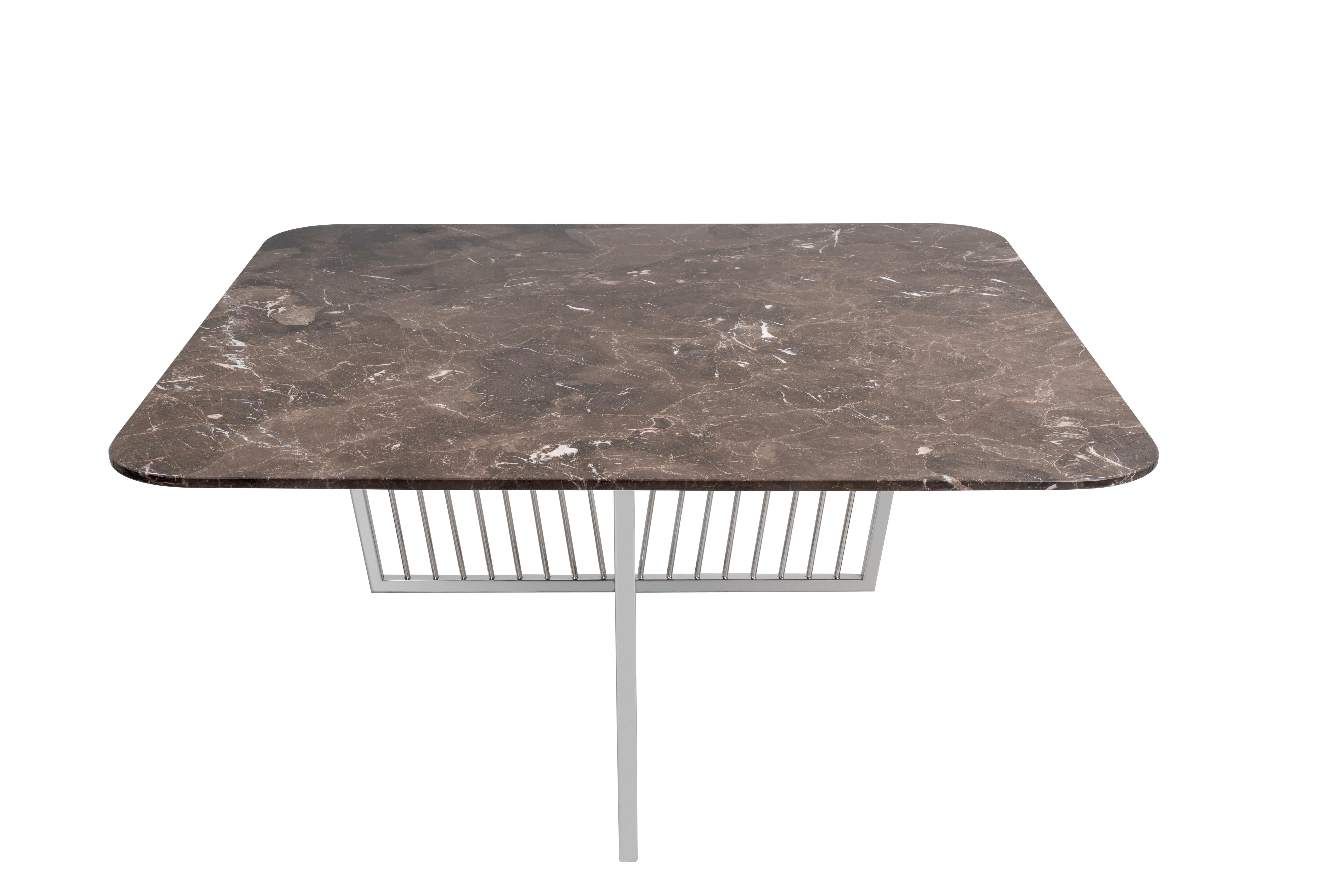 Sehr elegant und widerstandsfähig, mit Sockel aus poliertem Edelstahl und Platte aus Marron-Emperador-Marmor. Dieser Tisch passt zu jeder modernen Wohnzimmereinrichtung und verbindet die Raffinesse des Natursteins mit dem Metallgestell.

 
 
    