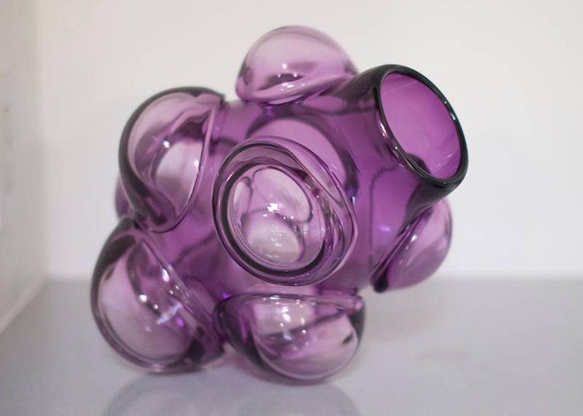 Bei diesen Stücken werden Glasstücke über einem zentralen Kern verwendet. Die heißen Teile werden ausgeblasen, um die Farbe zu zerstreuen und eine bauchige, wolkenartige Form zu erzeugen. Die Glühbirnen sind so angeordnet, dass jede Vase auf ihre