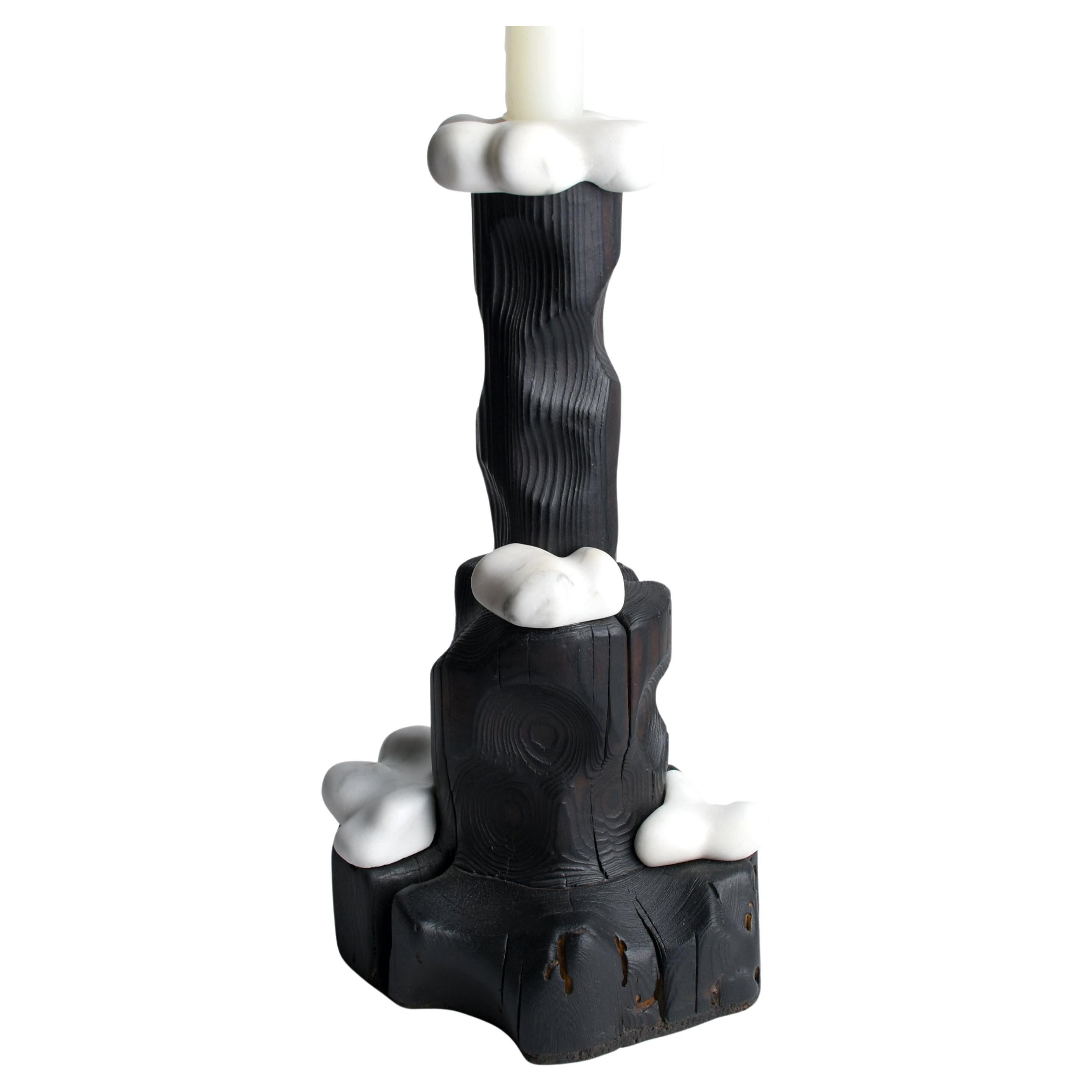 Cumulus, Skulpturaler Kerzenhalter aus aufgearbeitetem gebrannten Holz und weißem Marmor aus Altholz