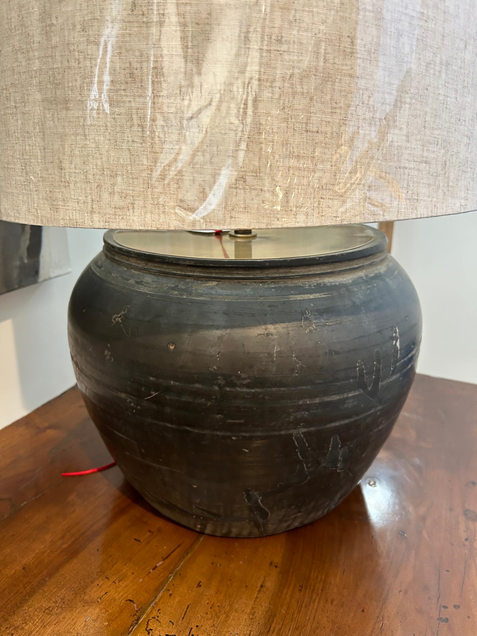 Fabriqué en argile à la main, le pot Cunmin est une pièce vintage trouvée en Chine. Chaque pot Cunmin était autrefois utilisé pour la fermentation du vin de riz. 