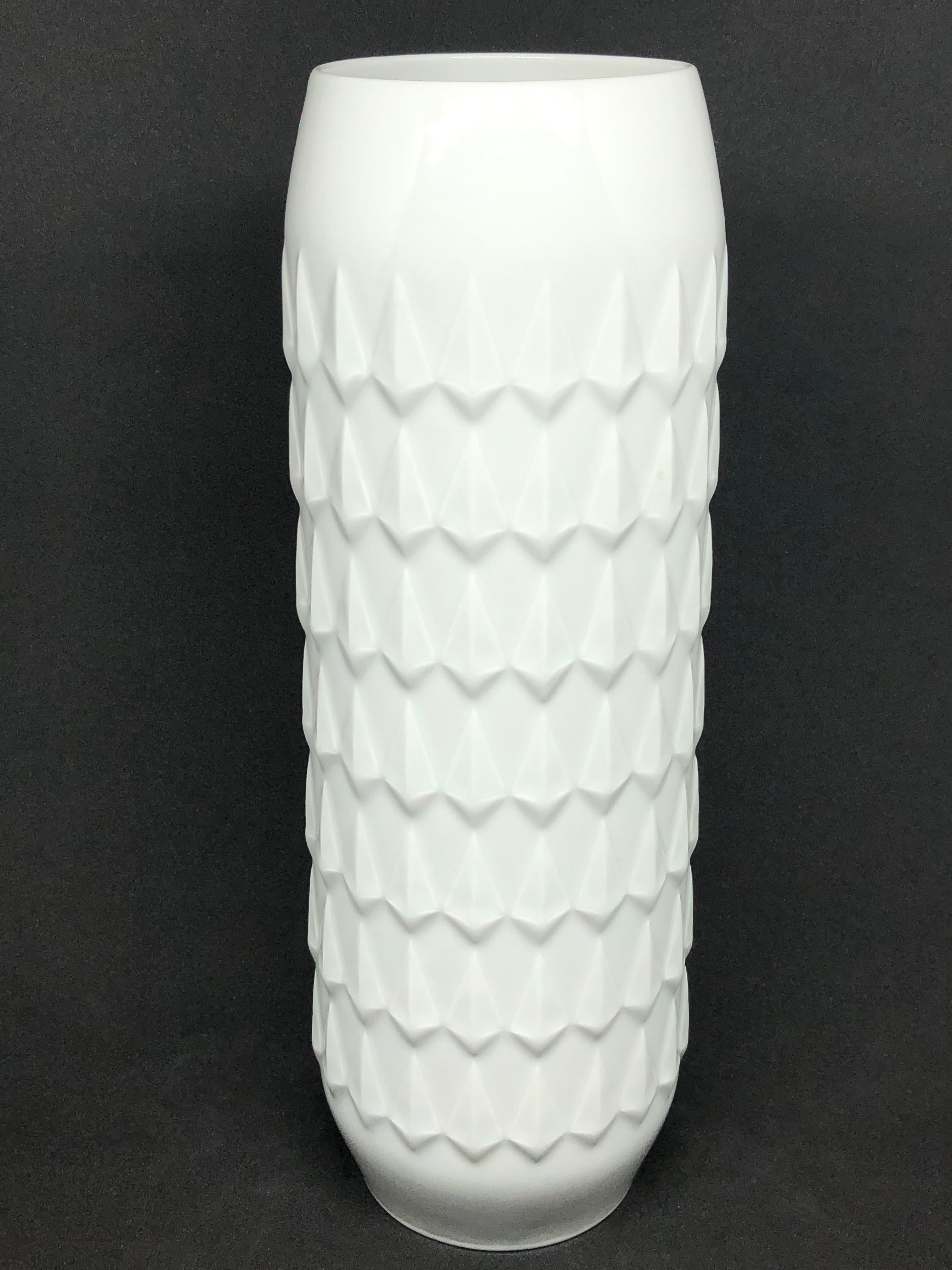 An amazing glazed china porcelain midcentury studio art pottery vase made in Germany, by Cuno Fischer for Hutschenreuther Hohenberg, circa 1960s. Marked. Vase is in very good condition with no chips, cracks, or flea bites.