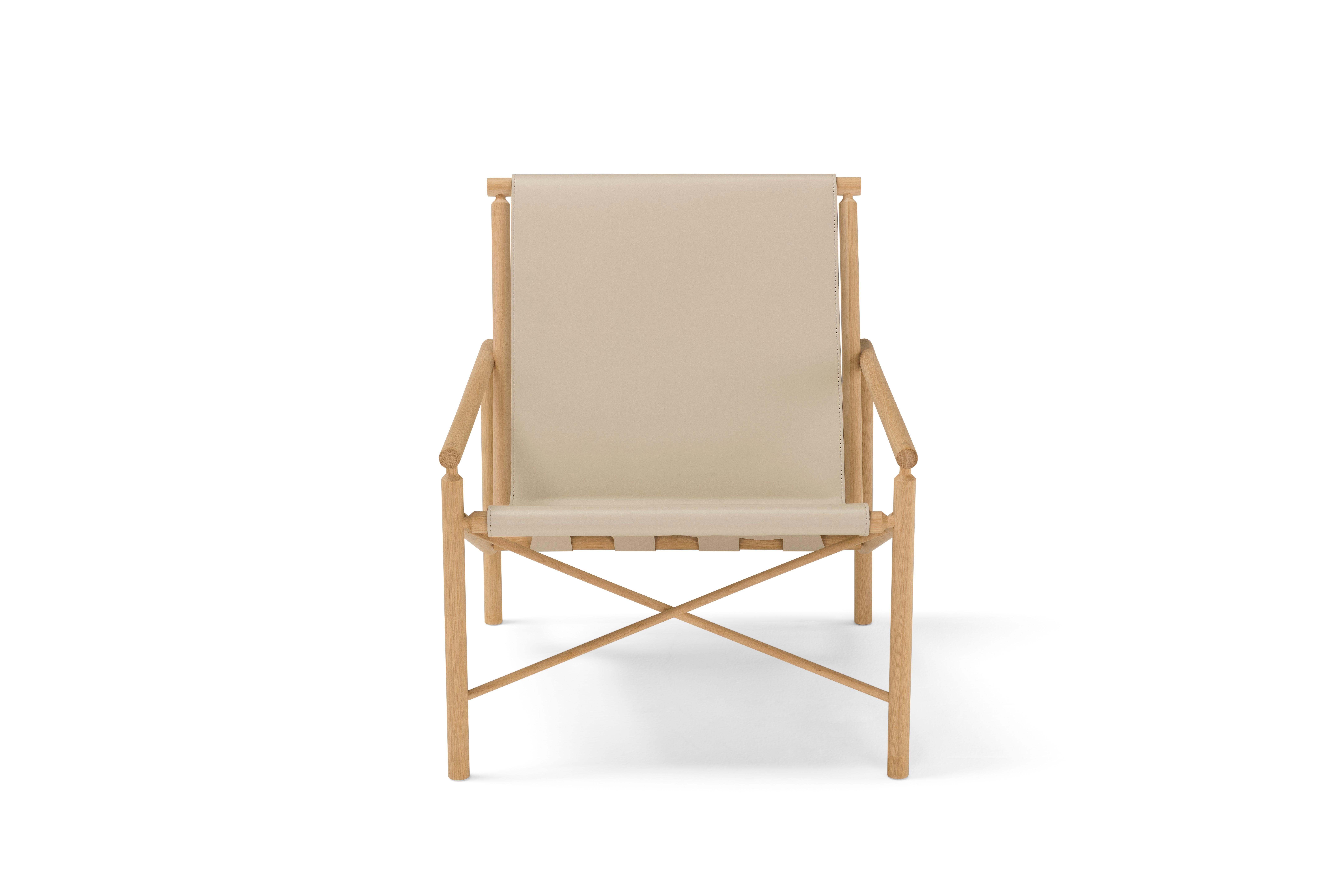 Sillón Cuoio Ease de Amura Lab
Dimensiones: An 65 x Pr 72 x Al 77 cm
Materiales: MARCO: roble macizo. SUSPENSIONES, ASIENTO y RESPALDO: cuoio.

Laboratorio Amura:
En su mirada, llevan la belleza fuerte y conmovedora del sur de Italia. En sus manos,