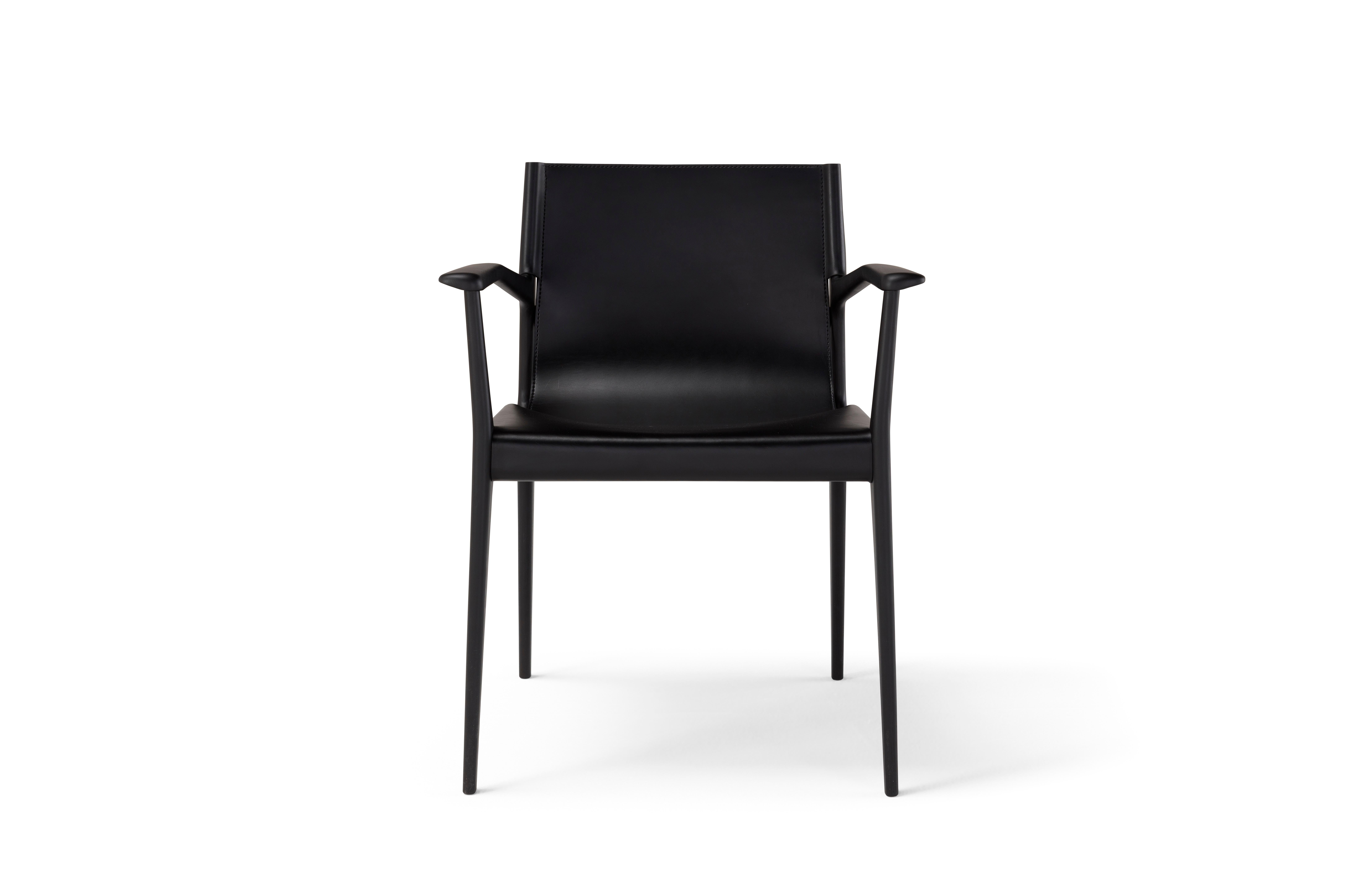 Sedia Cuoio Tessa con braccioli di Amura Lab
Dimensioni: L. 53 x P. 56 x H. 76 cm
Materiali: STRUTTURA: legno SEDUTE: cuoio.


Amura Lab:
Nel loro sguardo, portano la bellezza forte e struggente del Sud Italia. Nelle loro mani, la passione e