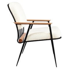 Sillón "Cuore" de acero al carbono negro, tapizado en piel de oveja y detalle de madera