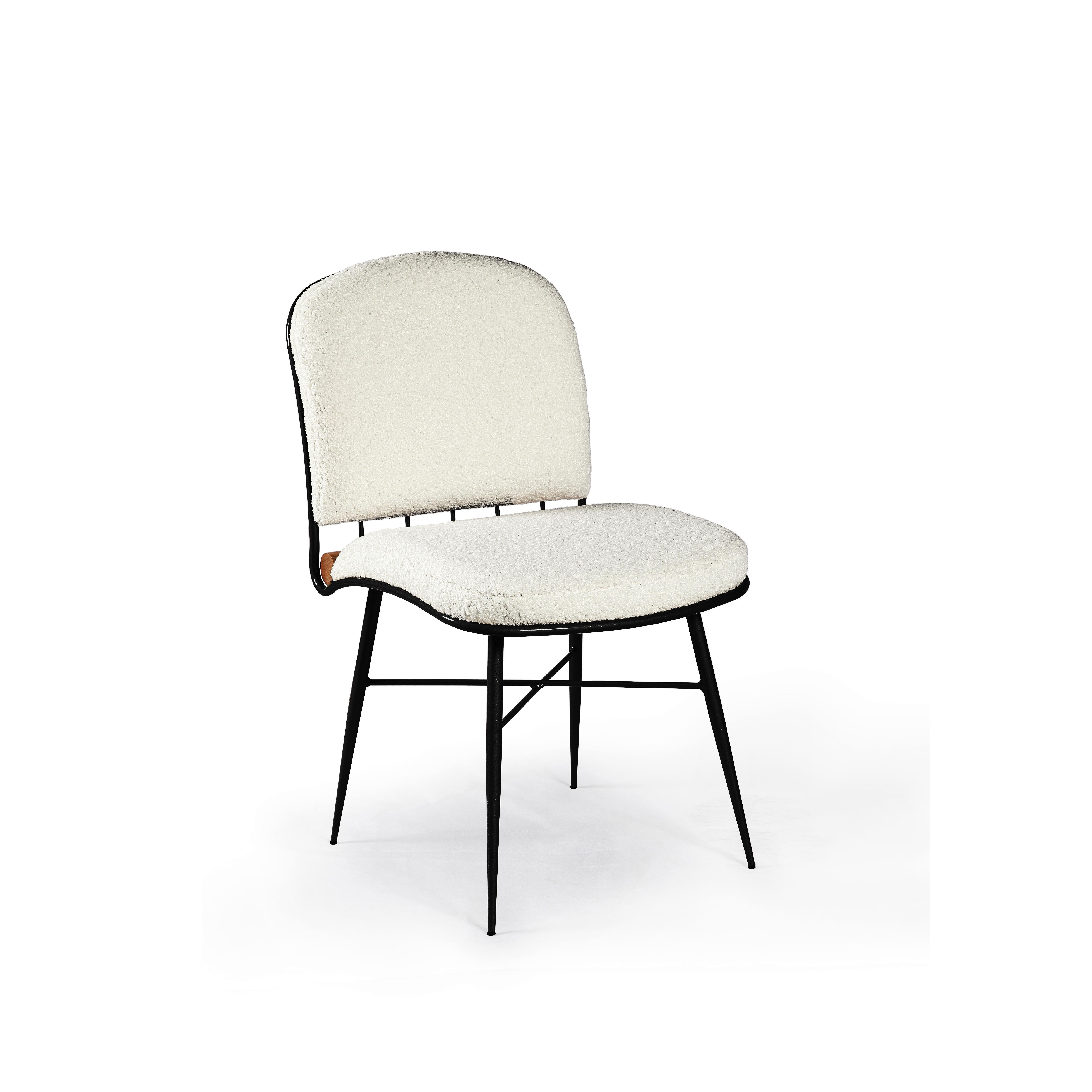 Cuore was designed with organic and fluid lines in carbon steel tubes with  black paint, which embrace those who experience it. Upholstered with boucle sheepskin fabric, with rustic weaves that bring the sensitivity of 