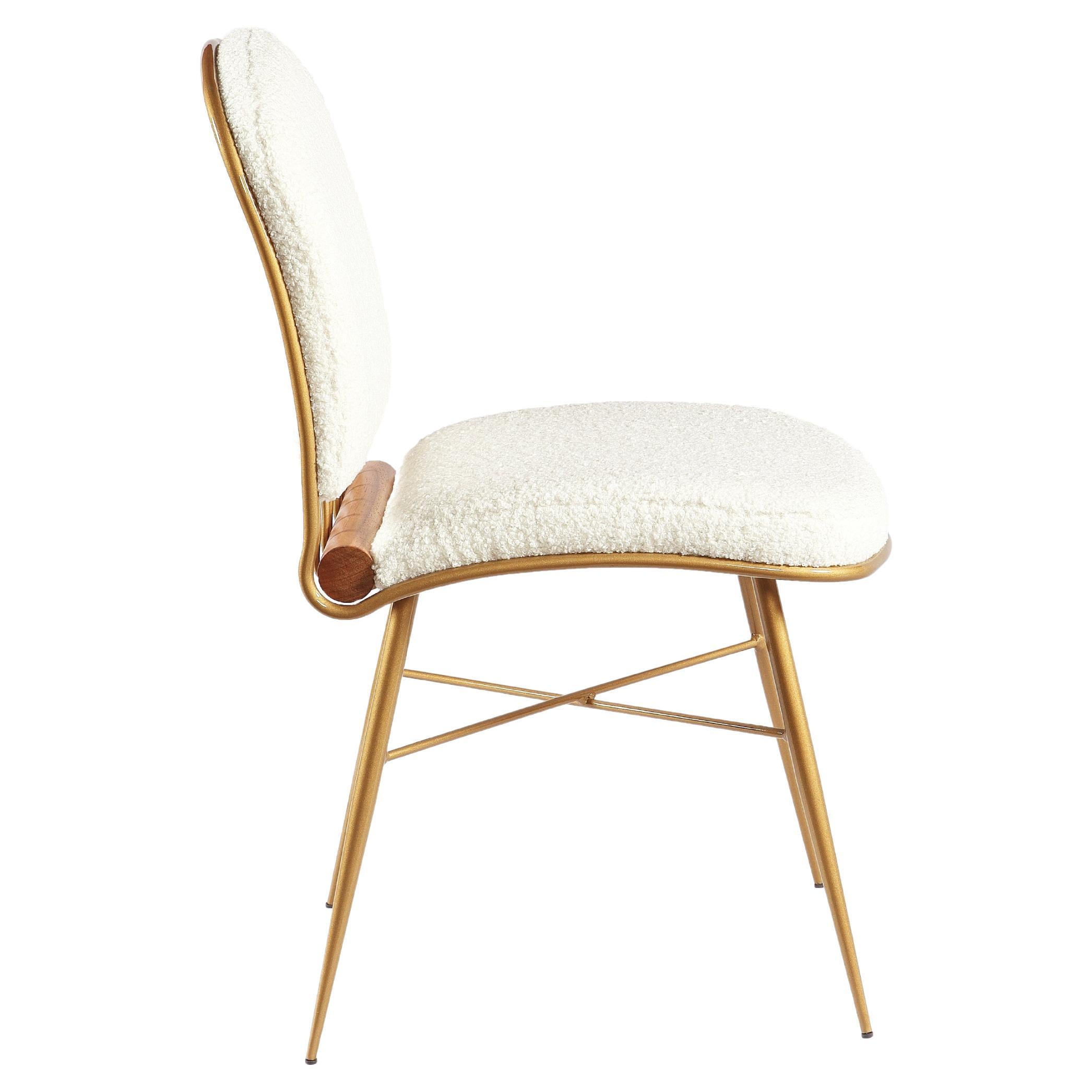Stuhl "Cuore" aus mattgoldenem Kohlenstoffstahl, gepolstert mit Bouclé-Holzdetails im Angebot