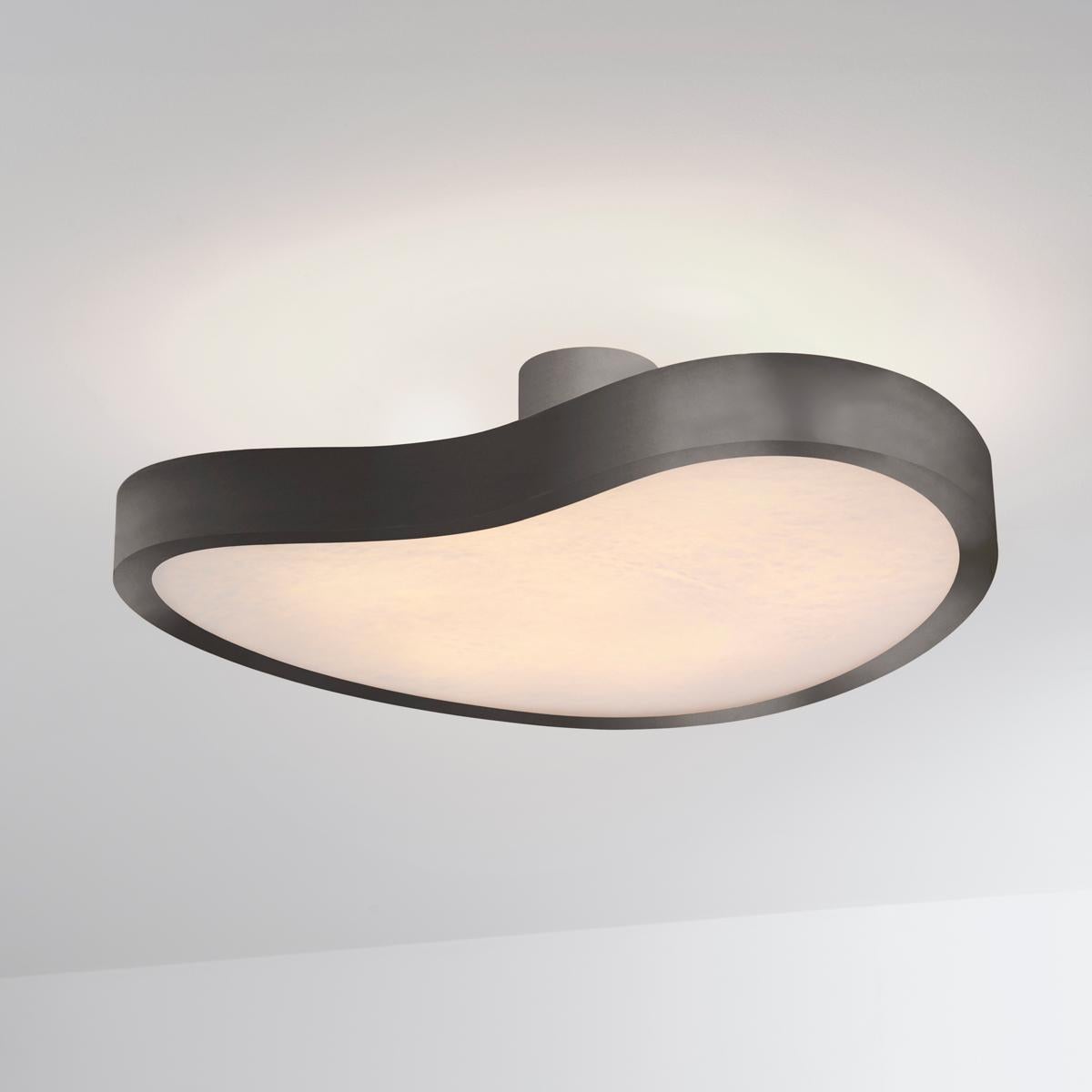 Cuore Grande, con il suo grande paralume in stile organico, è stato progettato per essere inaspettato, pulito e armoniosamente equilibrato. I diffusori possono essere in alabastro per un look naturale o in vetro smerigliato per un tocco classico.