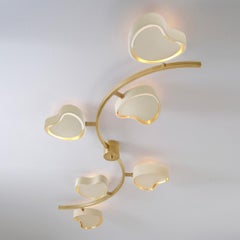 Lampada da soffitto Cuore N.6 di Gaspare Asaro. Finiture in ottone satinato e bianco sabbia