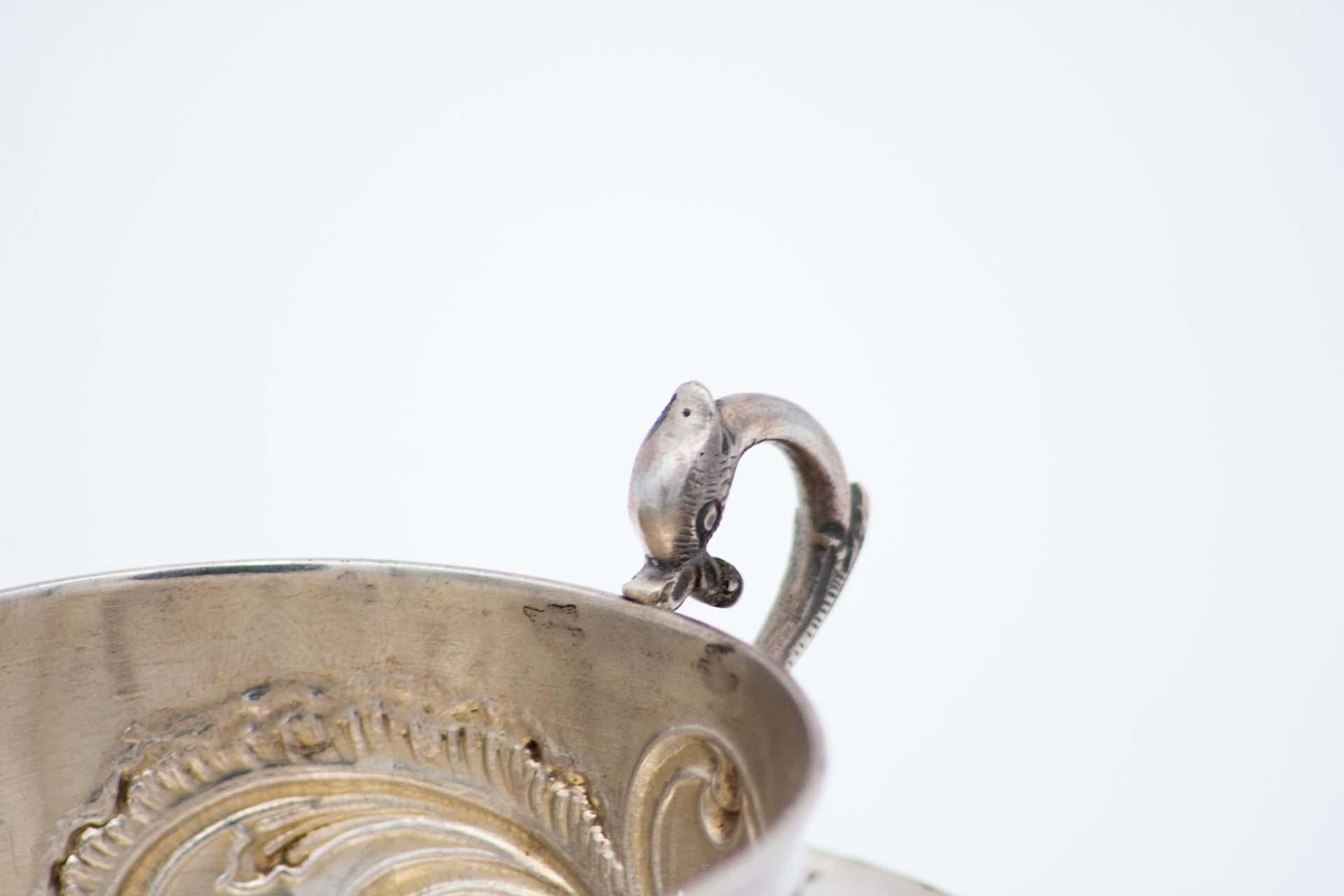 Européen Cup and saucer in embossed silver with floral motifs and garlands en vente