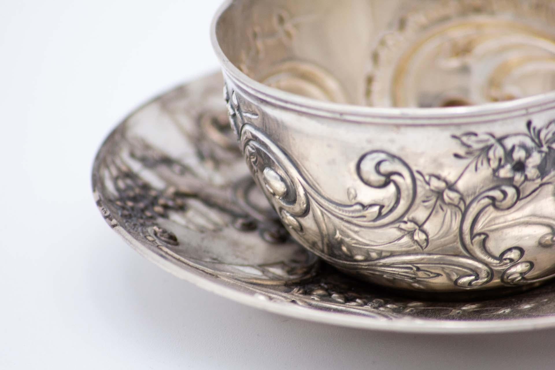 Cup and saucer in embossed silver with floral motifs and garlands Bon état - En vente à Porto, PT