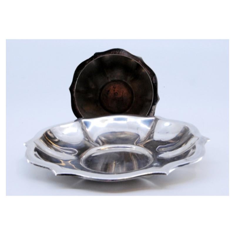 Européen Cup and saucer in smooth silver with ribs and curved handle en vente