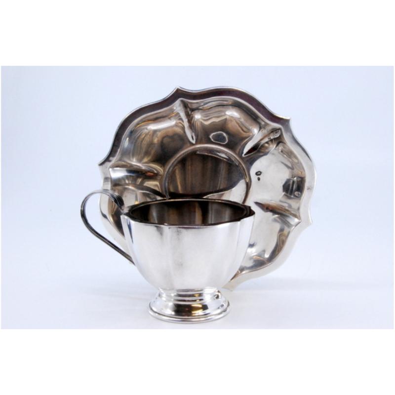 20ième siècle Cup and saucer in smooth silver with ribs and curved handle en vente