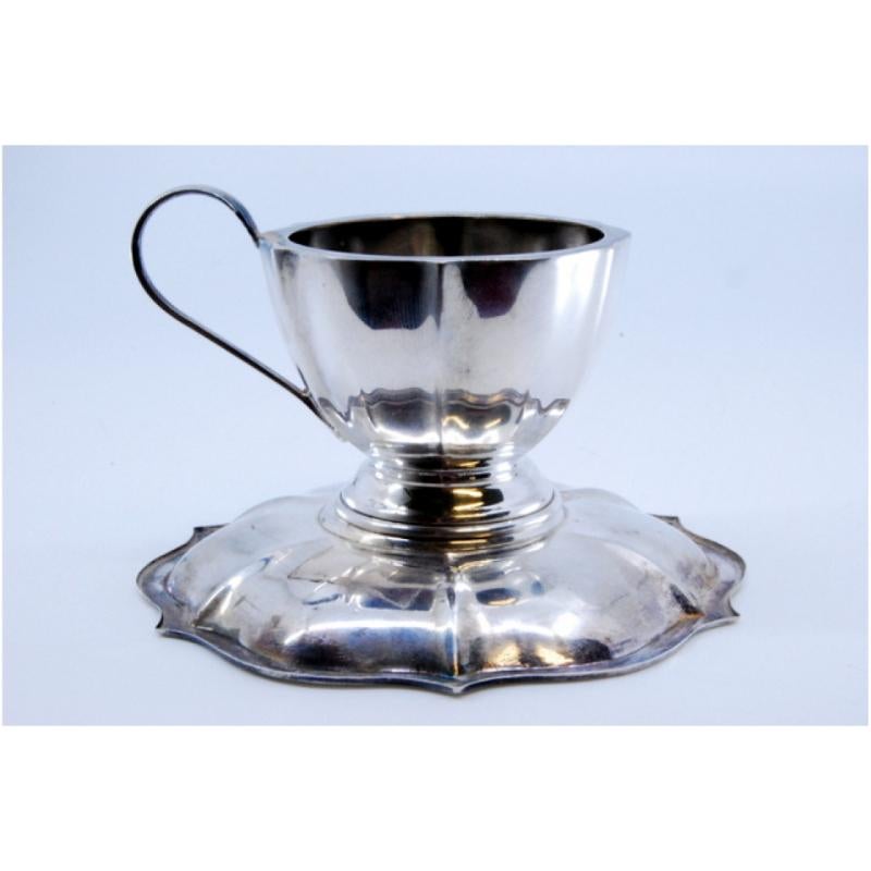 Argent Cup and saucer in smooth silver with ribs and curved handle en vente