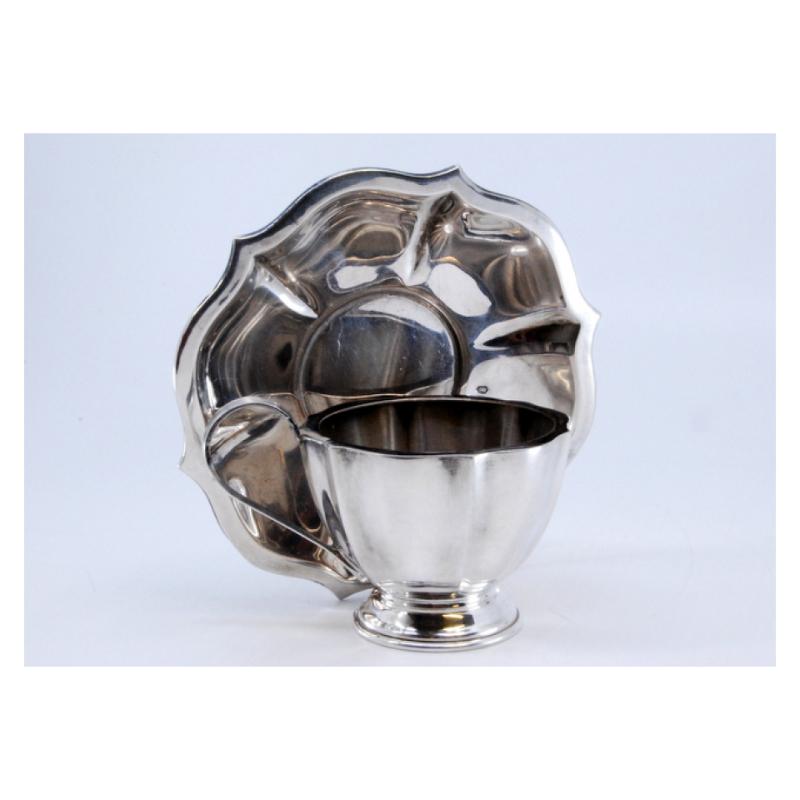 Cup and saucer in smooth silver with ribs and curved handle en vente 1