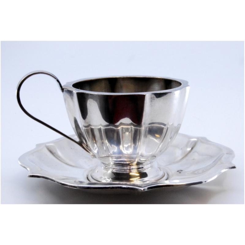 Cup and saucer in smooth silver with ribs and curved handle en vente 2