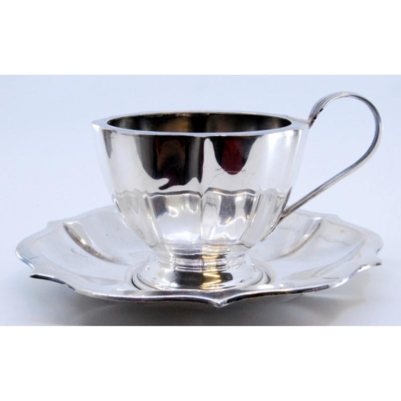 Cup and saucer in smooth silver with ribs and curved handle en vente 3