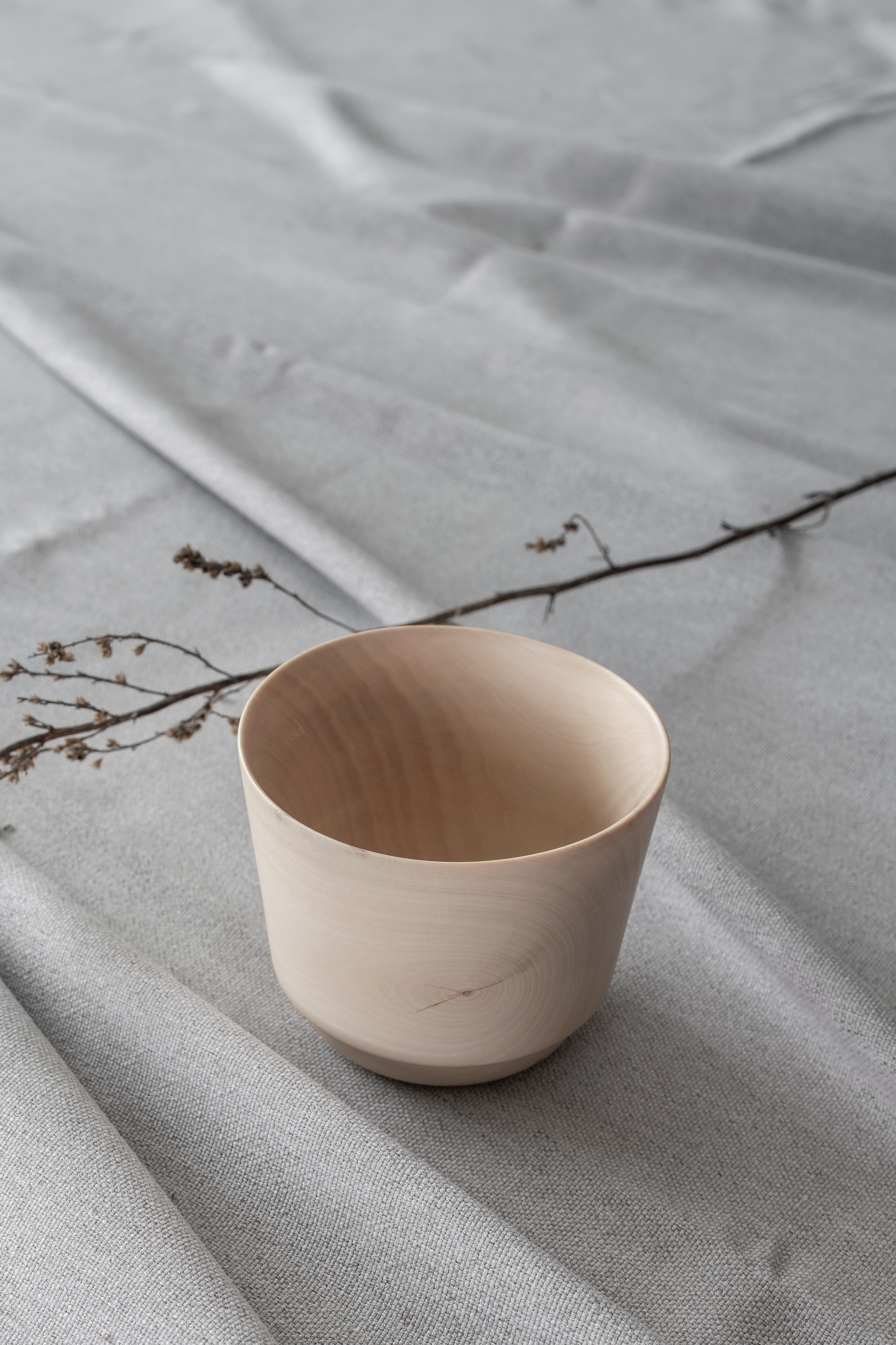 When Suave started designing the cup bowls, they began with the smallest of the three, making a transition between a cup and a bowl, with a base detail inspired by the delicate curves of porcelain teacups. The bowls work well as a serving set or a