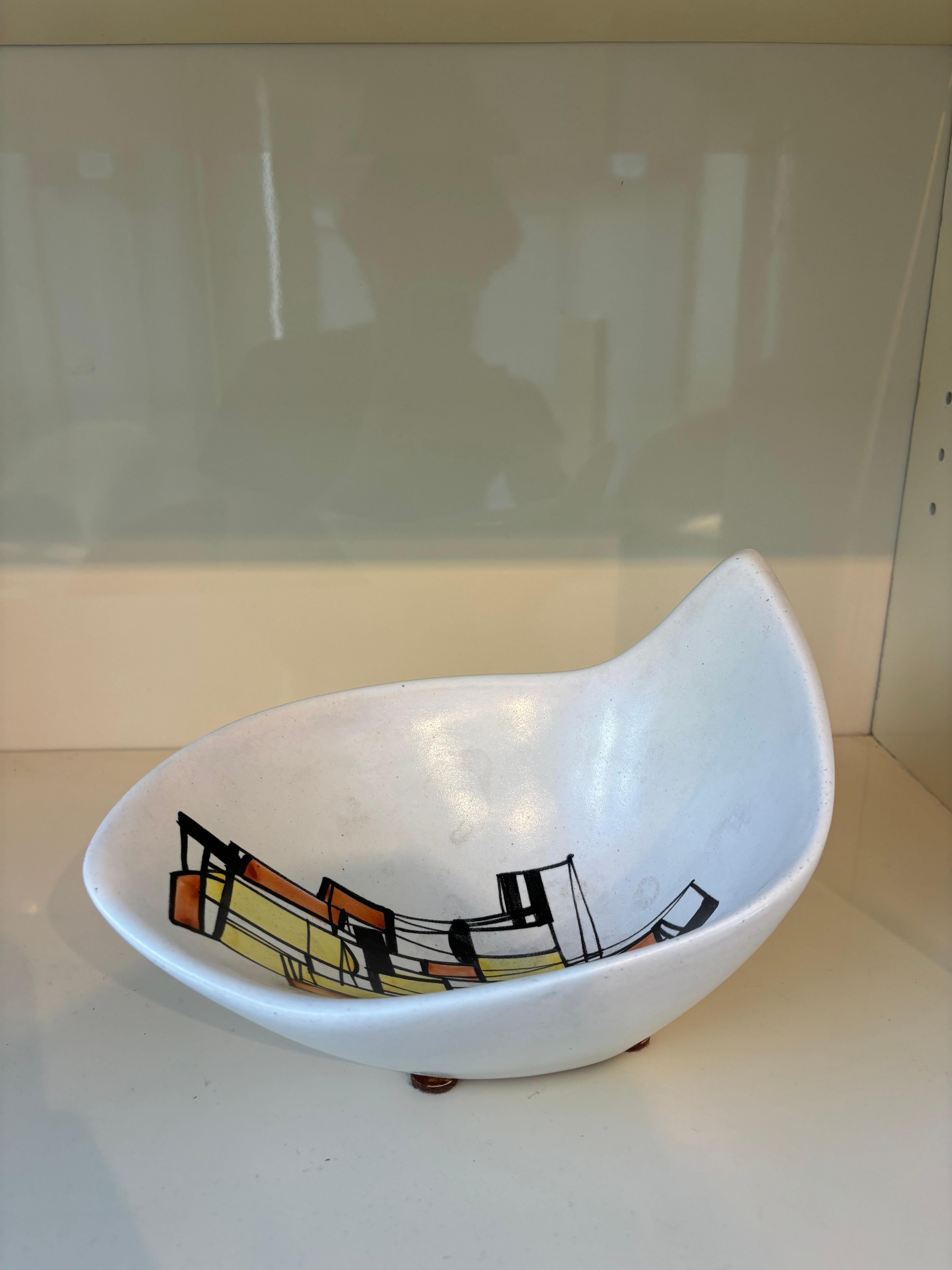 Coupe en céramique à décor abstrait, par Roger Capron à Vallauris.  Signée. 