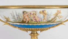Coupe, centre de table en porcelaine de Paris et bronze doré, 19e siècle.