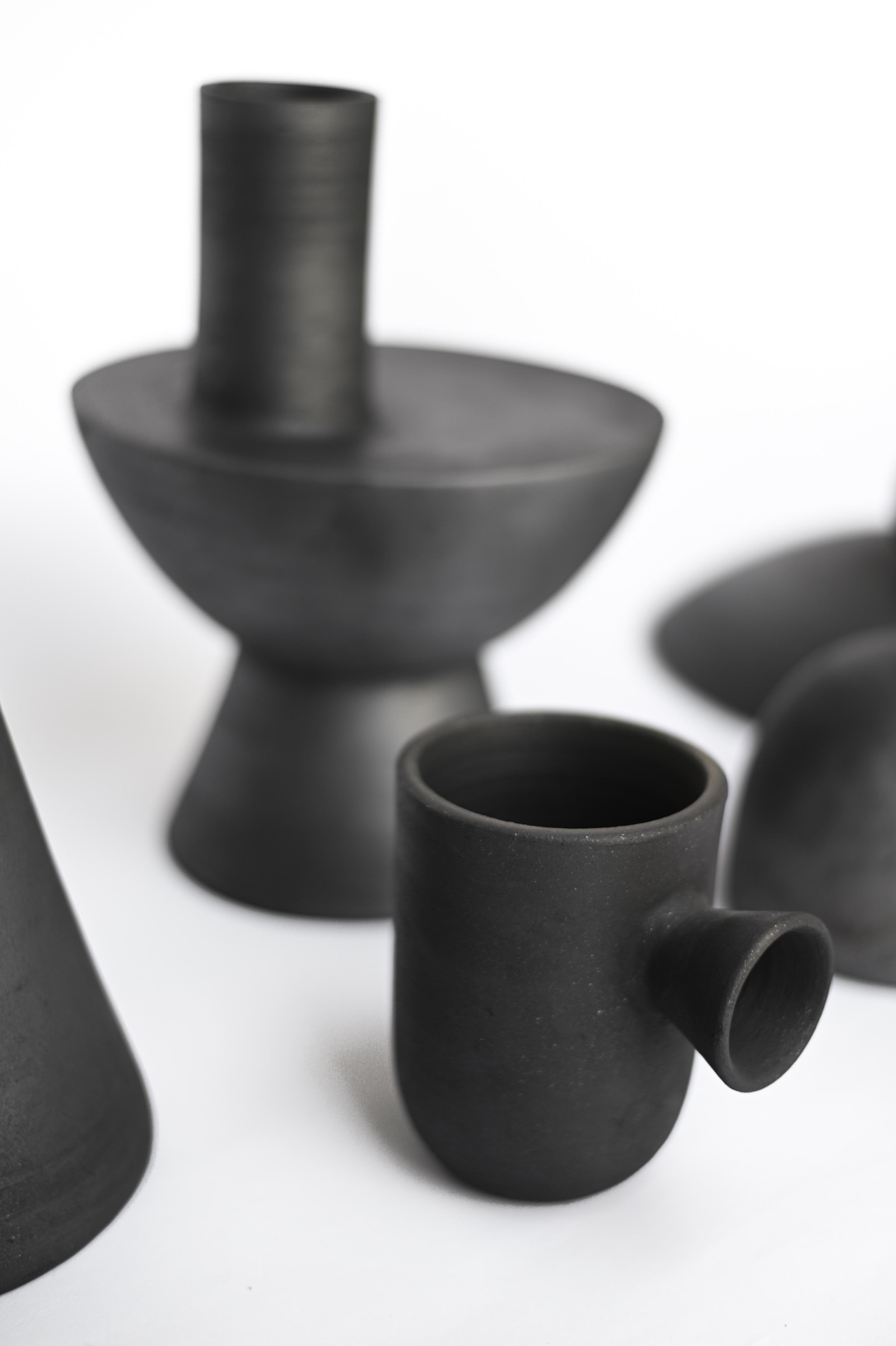 Organique Vase à charbon en forme de coupe Barro Preto, fabriqué à la main au Portugal par Origin Made en vente
