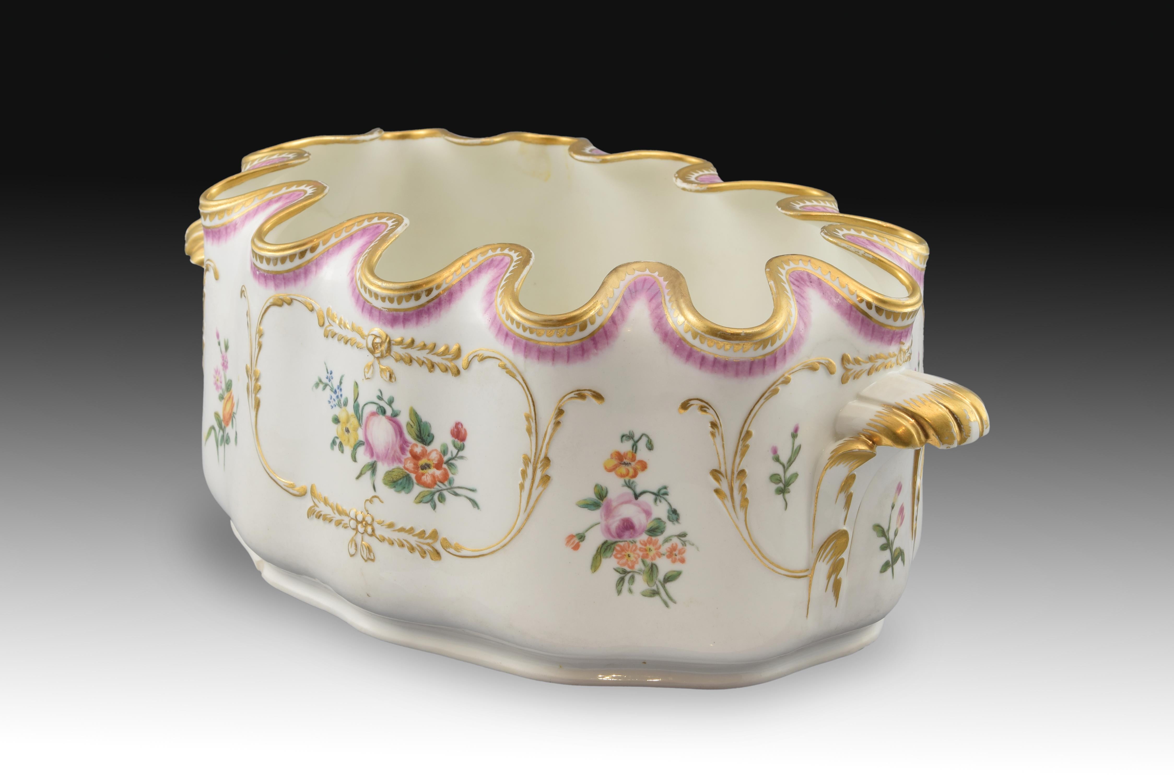 Soft white paste, circa 1784-1803.
Piece of tender pasta with wavy edges used to hold the tops of the cups in them and cool them when filling the ice container or similar. On the outside, it has two handles in the shape of plant elements and small