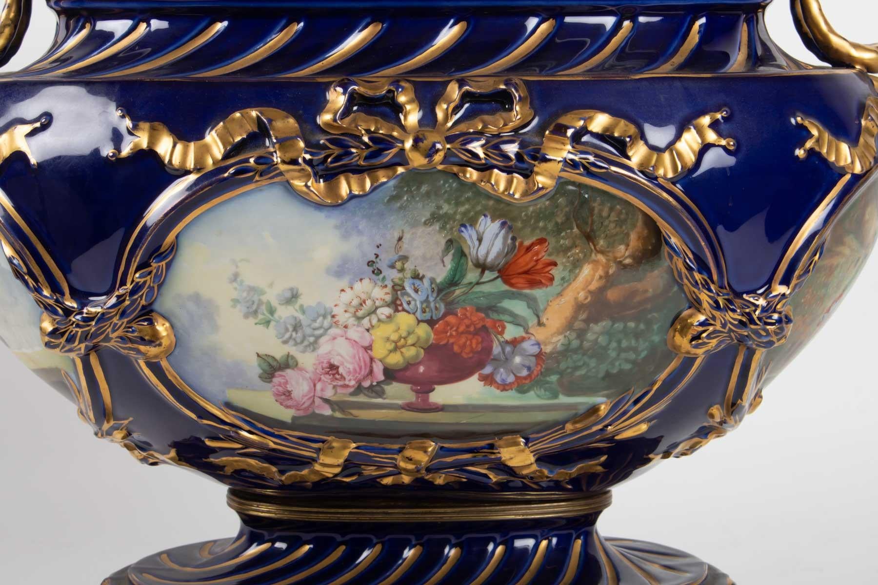Cup, Epoque Napoleon III, oval shape, 4 cartridges paint flower bouquets, 1880
Measures: H 38cm, W 43cm, W 28cm.