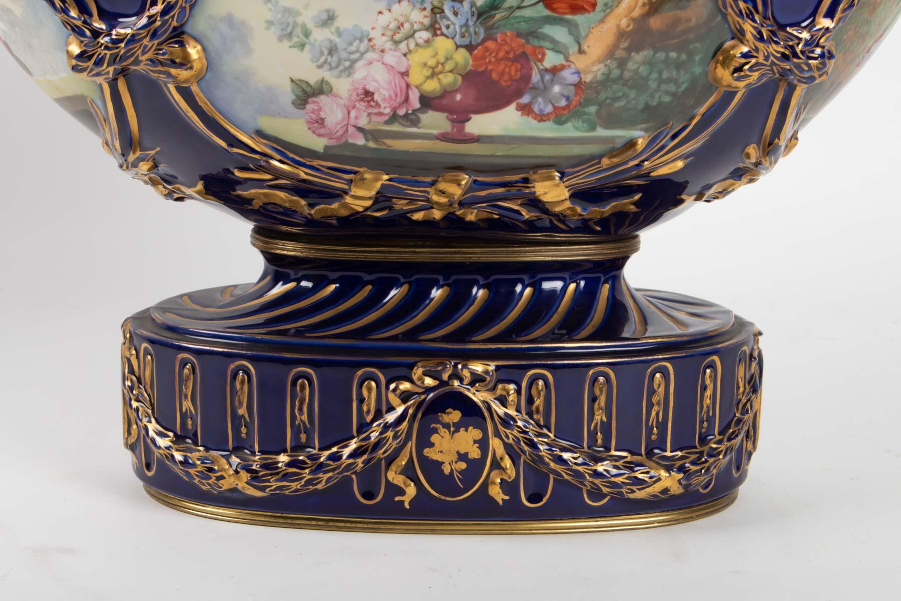 French Cup, Epoque Napoleon III, Oval Shape, 4 Cartridges Paint Bouquets of Flowers