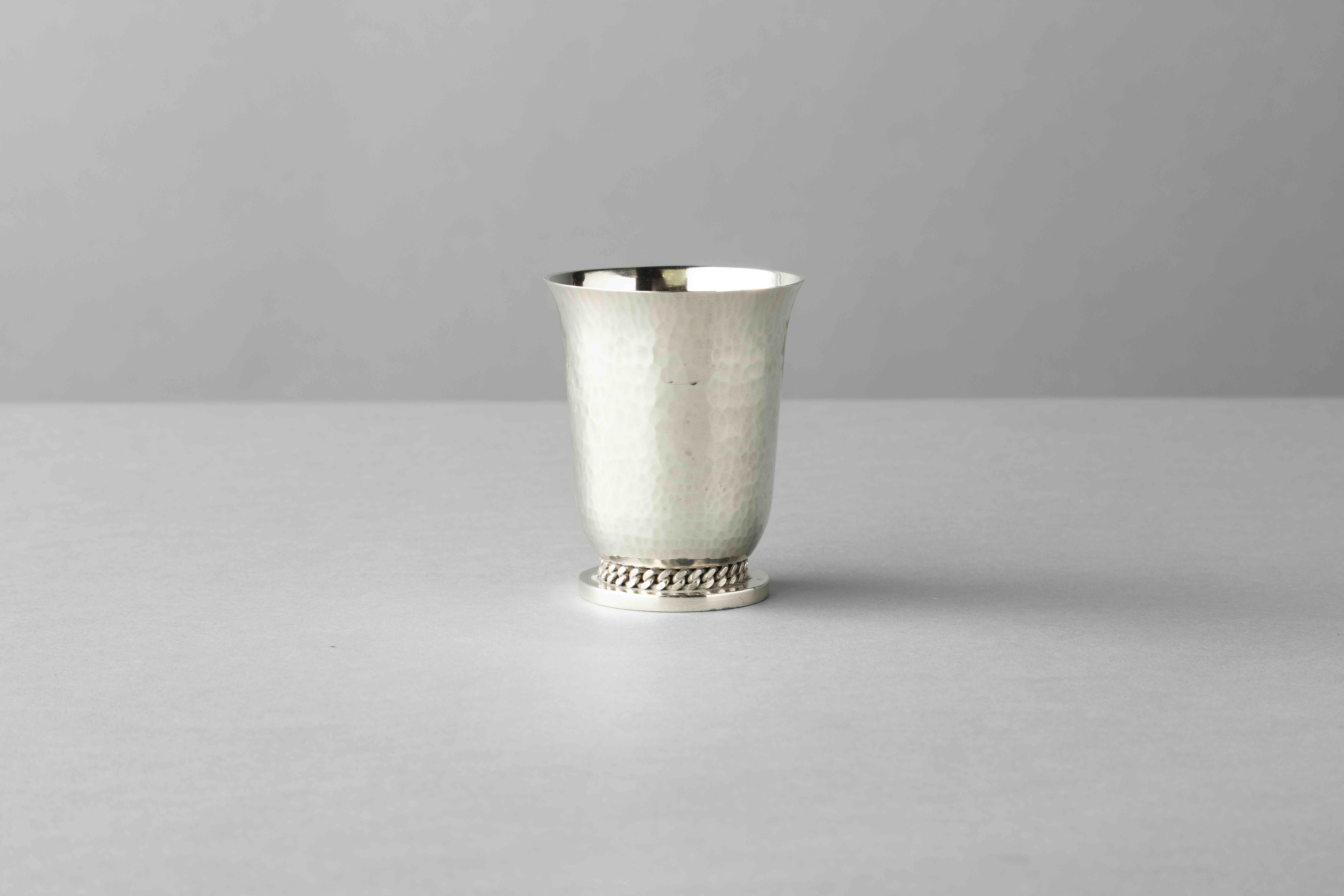 Heavy gauge silver plated cup with hammered finish with Despres’
Signature chain motif around base.