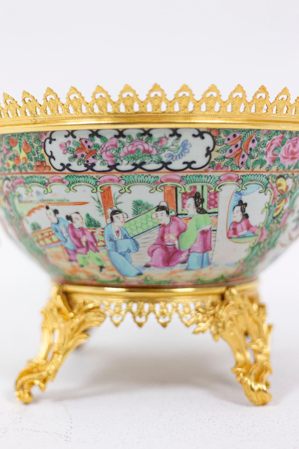 Cup in Canton Porcelain and Gilt Bronze, circa 1880 In Fair Condition For Sale In Saint-Ouen, FR
