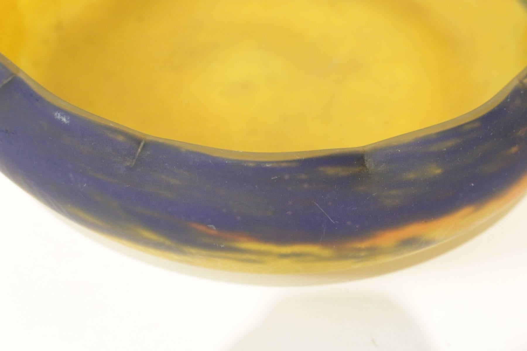 Français Tasse en verre soufflé coloré de Muller Freres, 1930 en vente