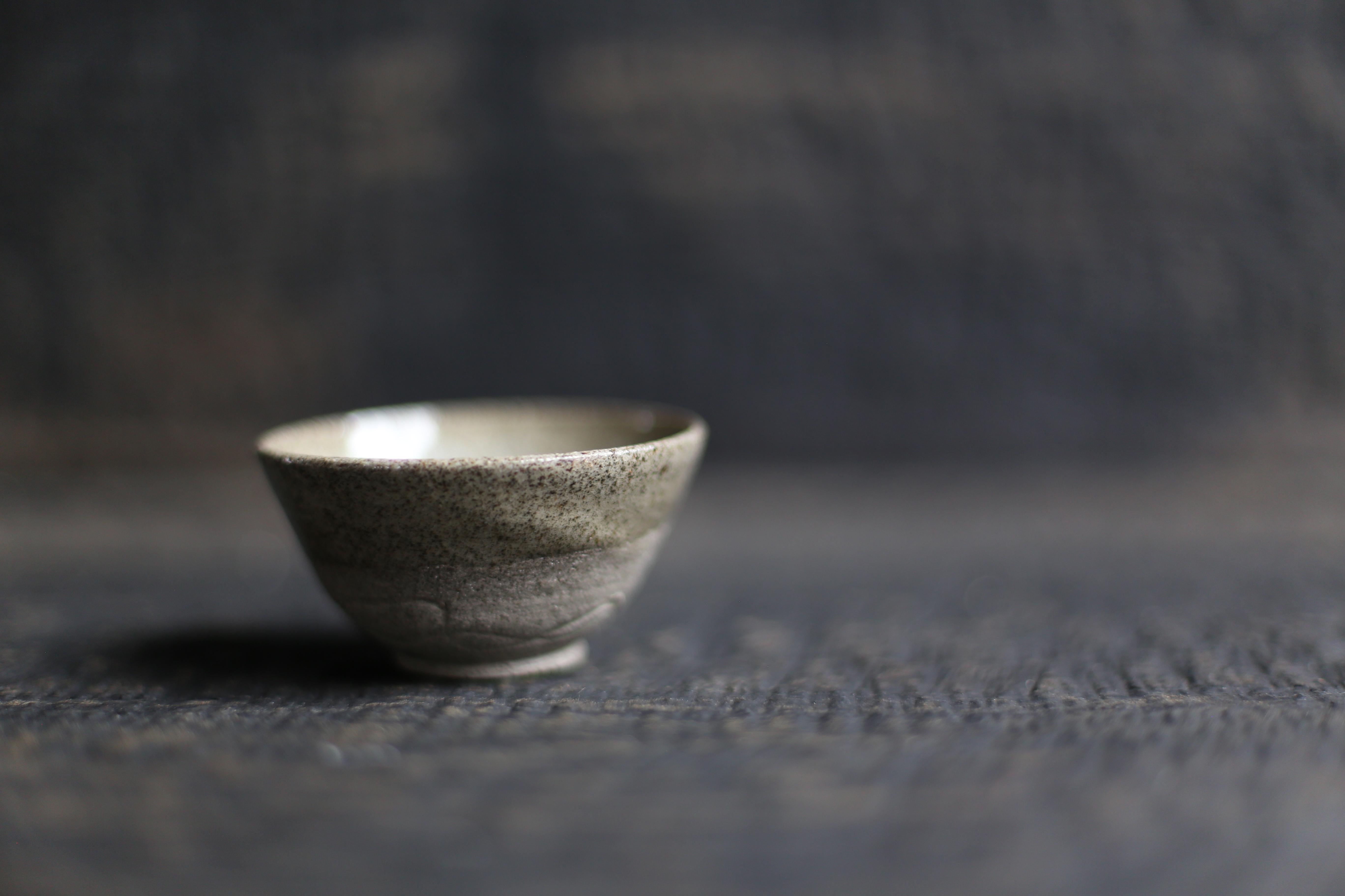 Cup aus grau gesprenkeltem Ton mit weiß gesprenkelter Glasur (Moderne) im Angebot