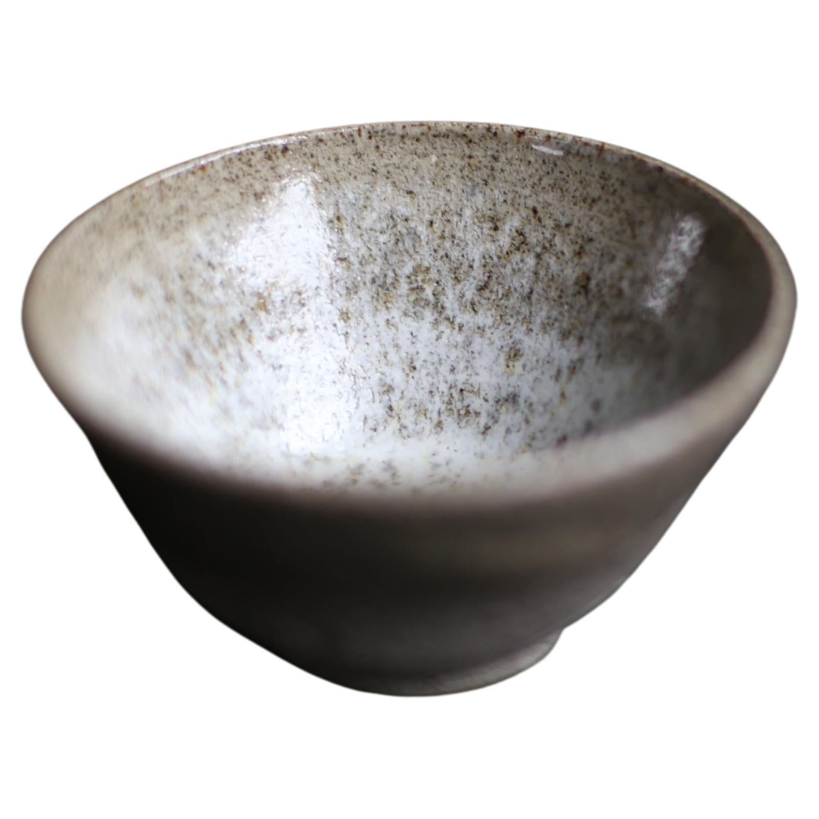 Cup aus grau gesprenkeltem Ton mit weiß gesprenkelter Glasur im Angebot