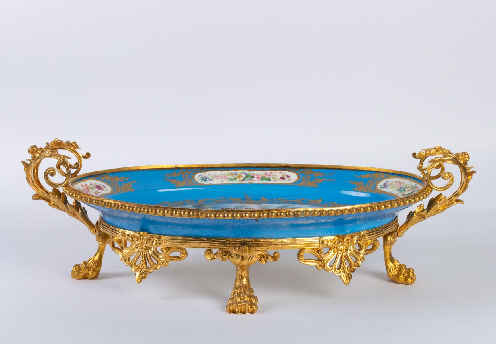 Cup in Sèvres porcelain and gilded bronze, with gallant scene decoration, Napoleon III period, 19th century.
H: 20 cm, W: 62 cm, D: 34 cm.