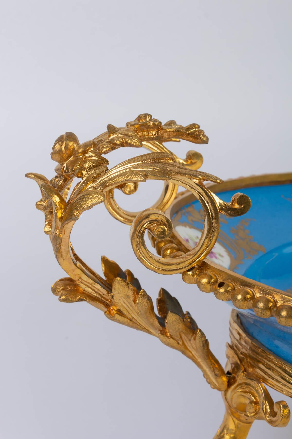 Cup in Sèvres Porcelain and Gilded Bronze In Good Condition In Saint-Ouen, FR