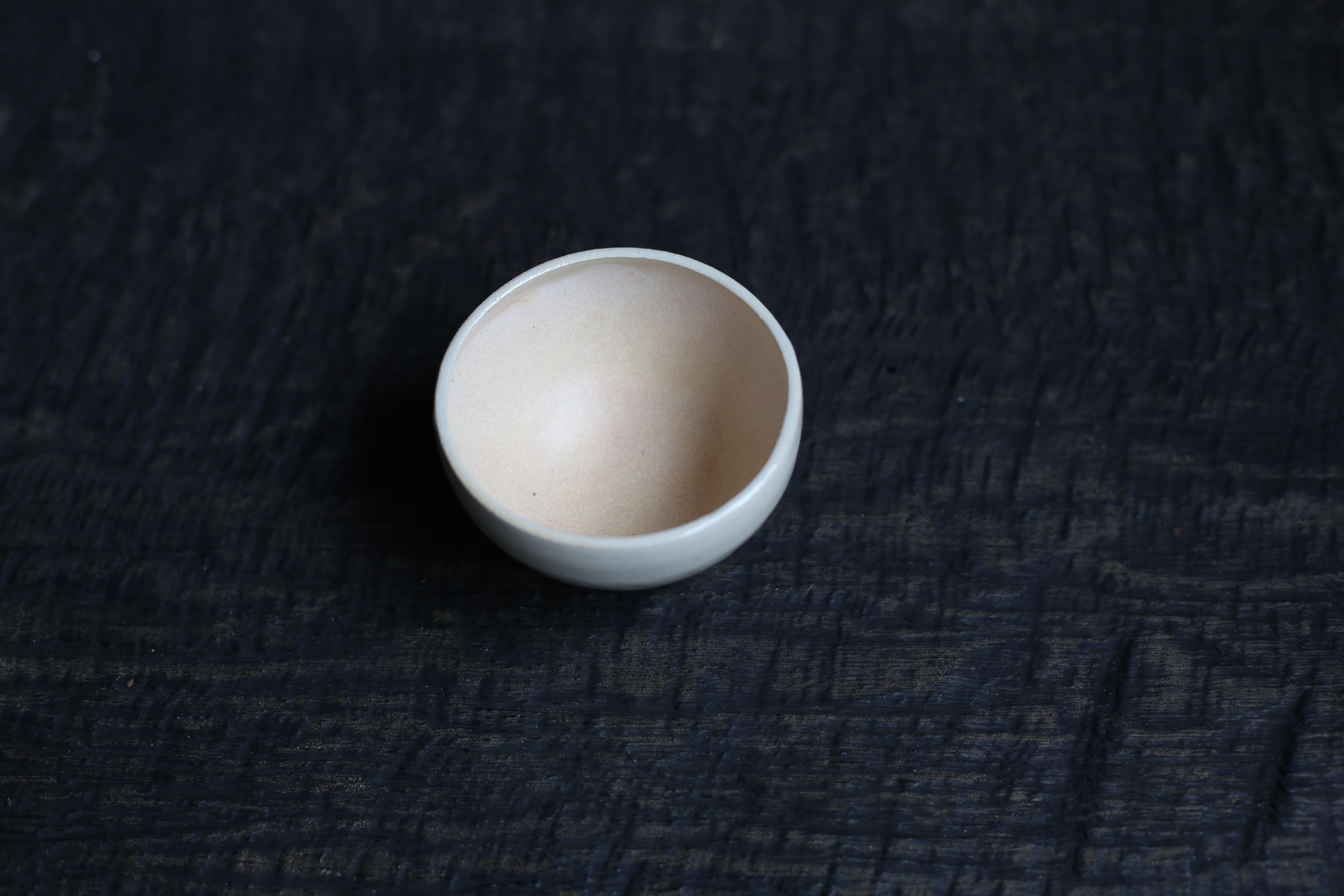 Cup aus weißem Ton mit cremefarbener Glasur (Moderne) im Angebot