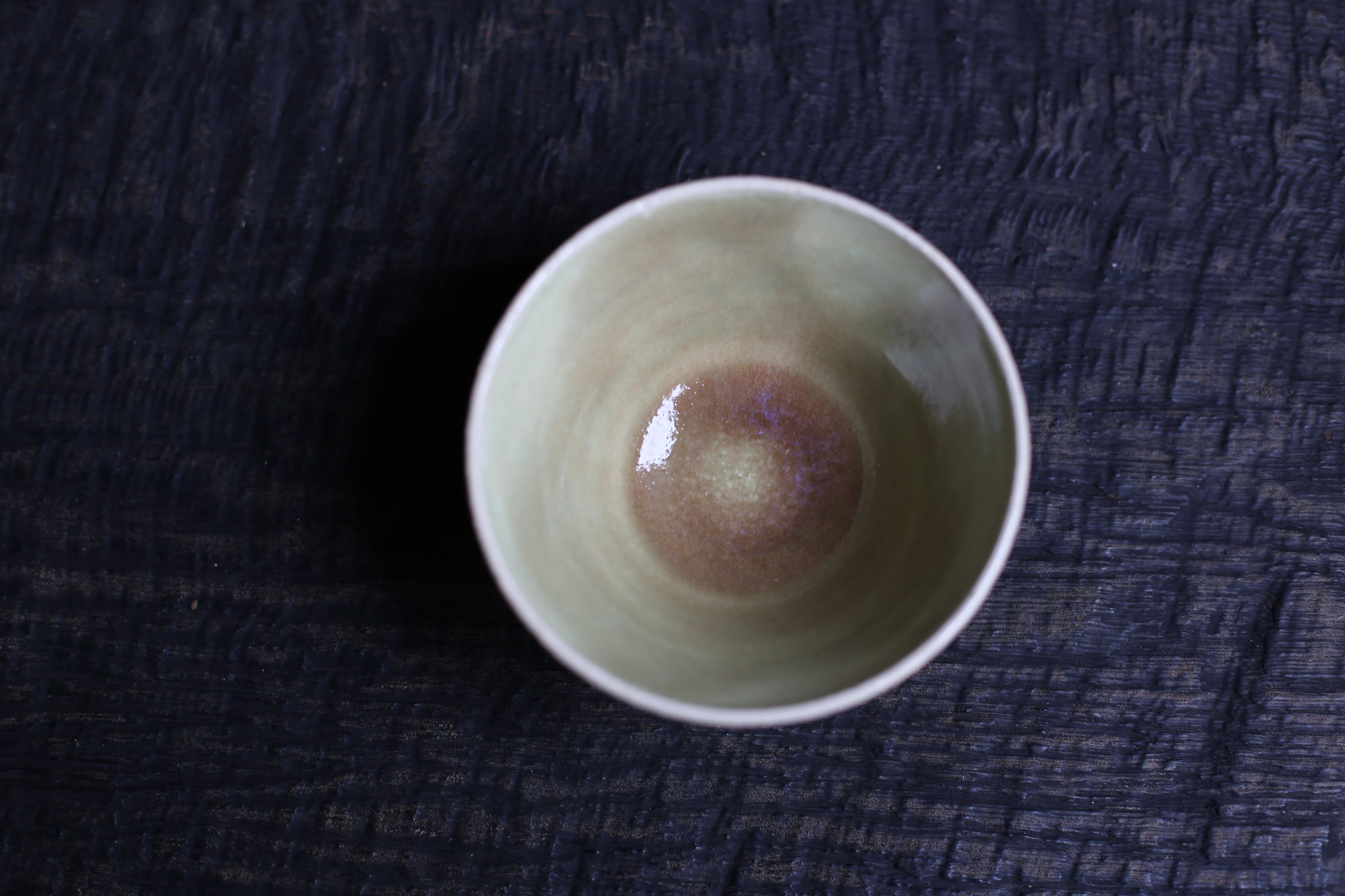 Cup aus weißem Ton mit pastellgrüner + durchsichtiger Glasur (Handgefertigt) im Angebot