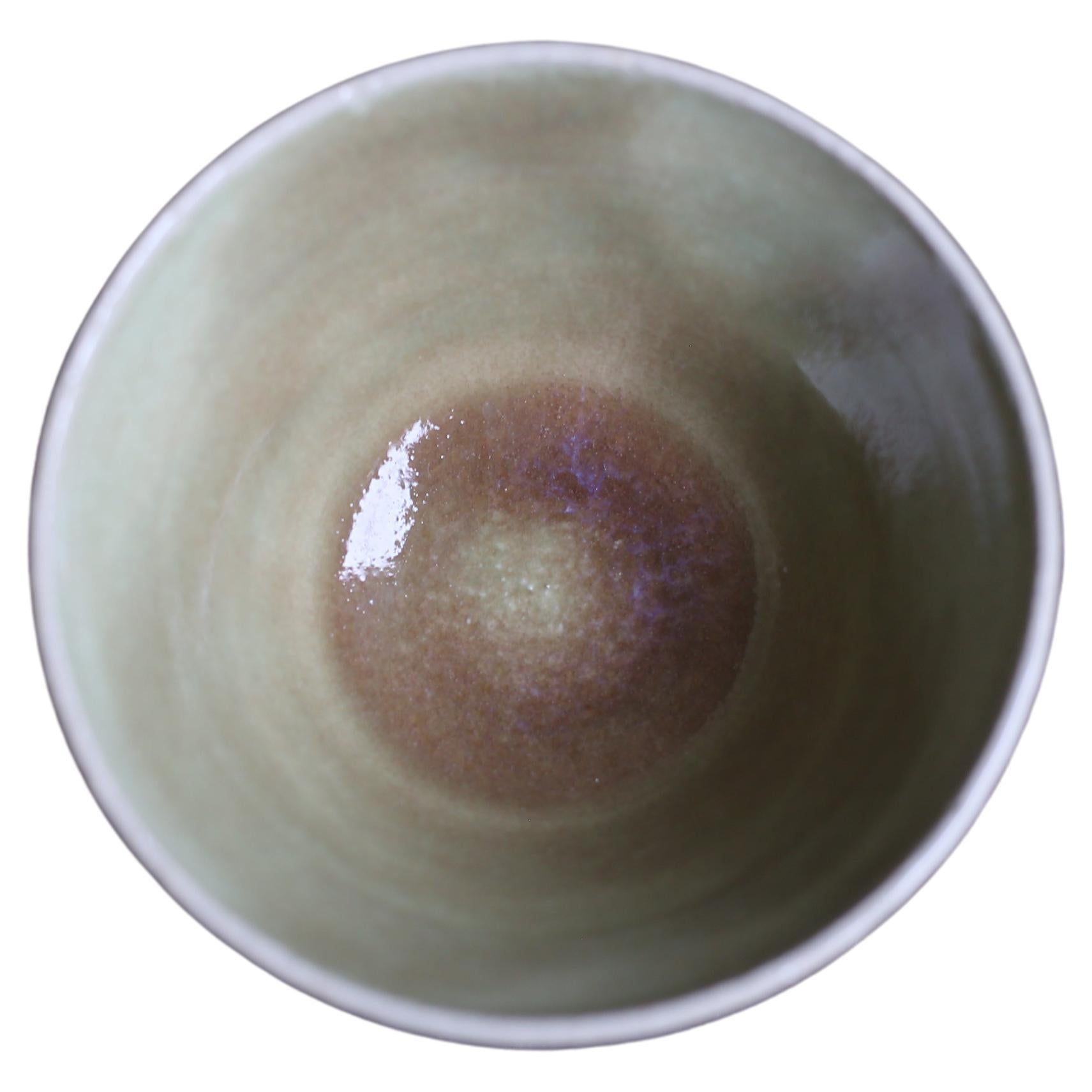 Cup aus weißem Ton mit pastellgrüner + durchsichtiger Glasur im Angebot