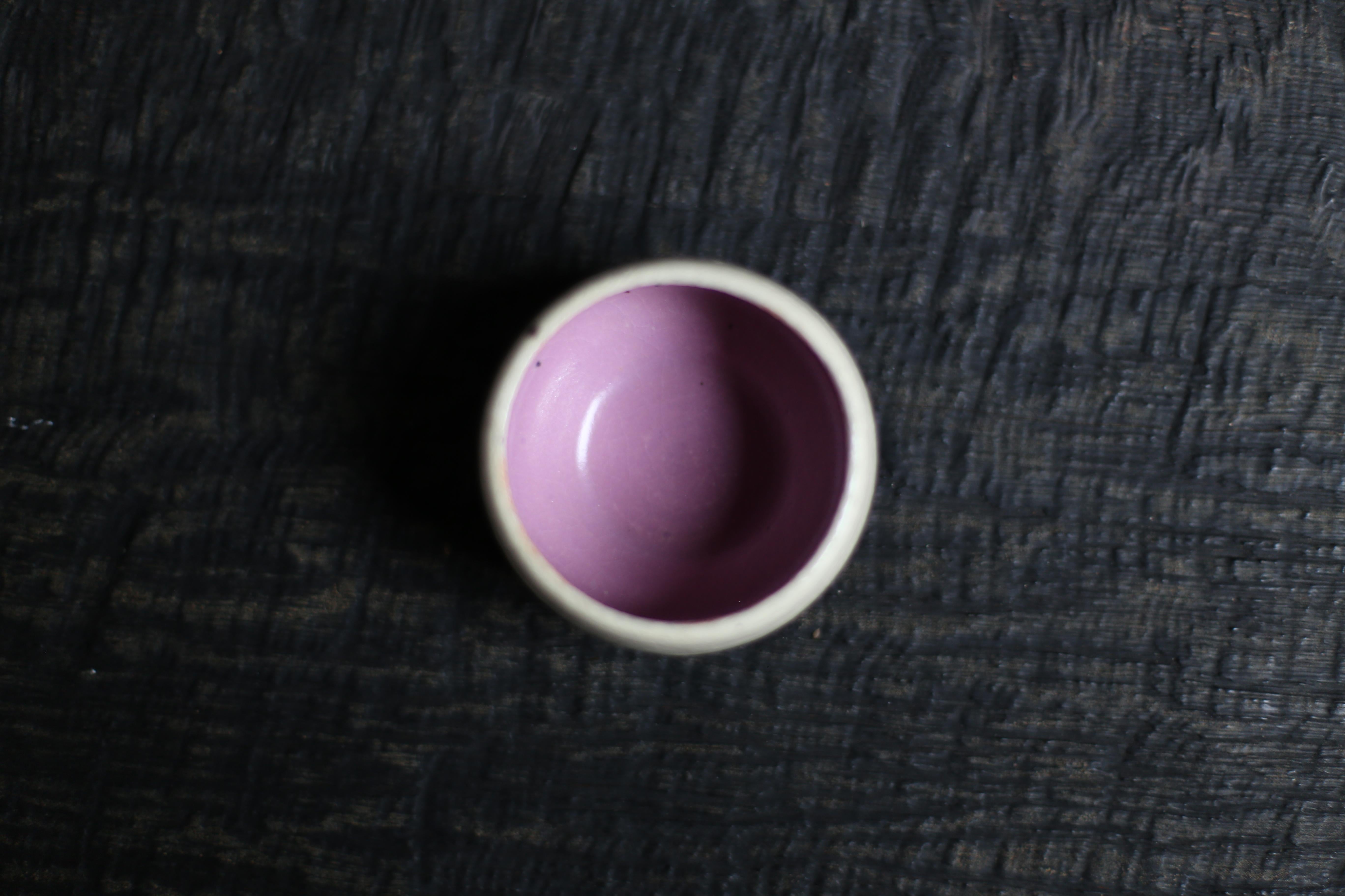 Fait main Tasse en argile blanche avec glaçure satinée mauve et transparente en vente