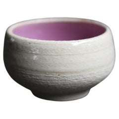 Cup aus weißem Ton mit satinierter, mauvefarbener und transparenter Glasur