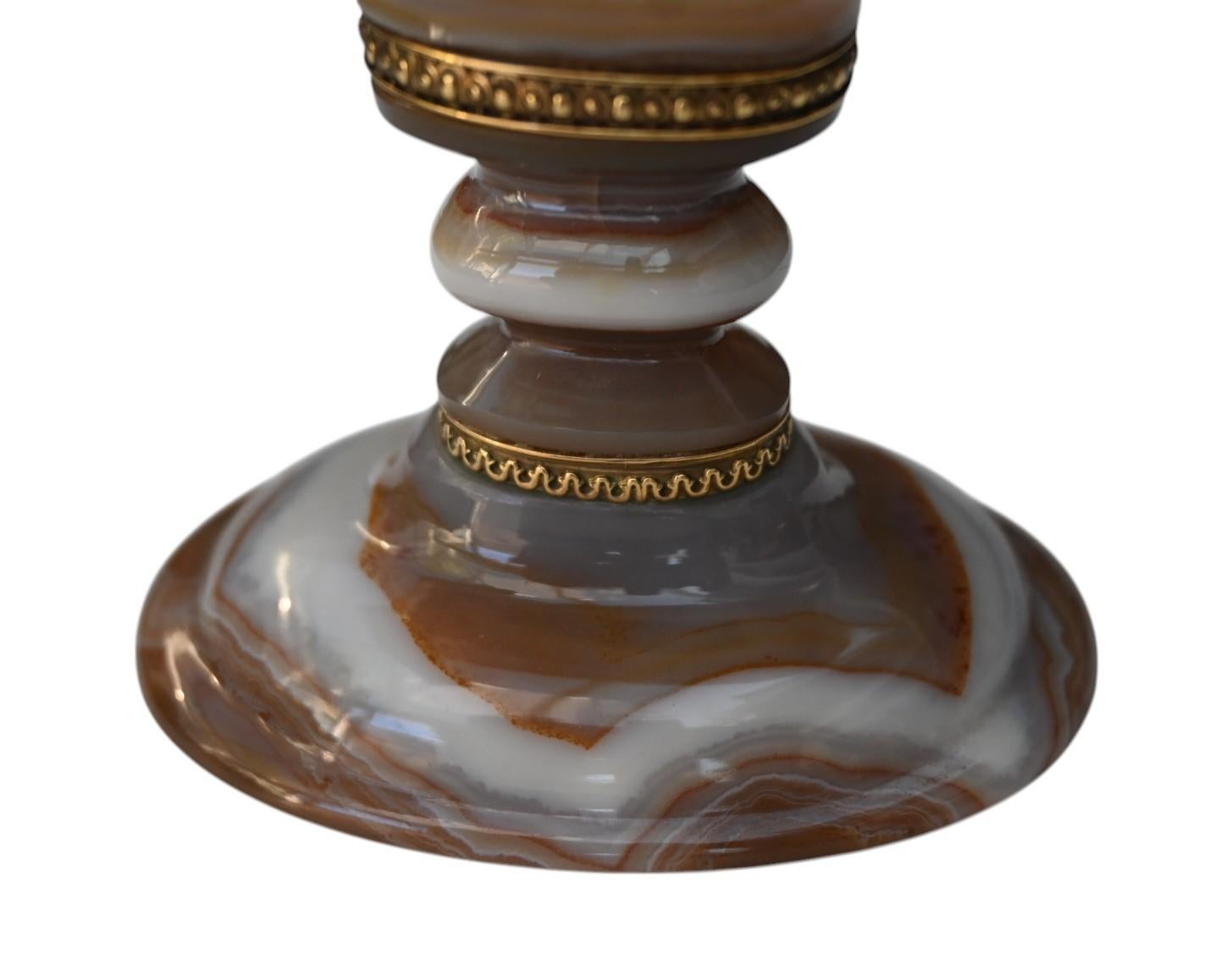 Becher auf Fuß aus geschliffenem Achat mit Ringen aus massivem Gold (keine Punzen)
Höhe 9,5 cm Durchmesser 7,7 x 11,3 cm
19. Jahrhundert